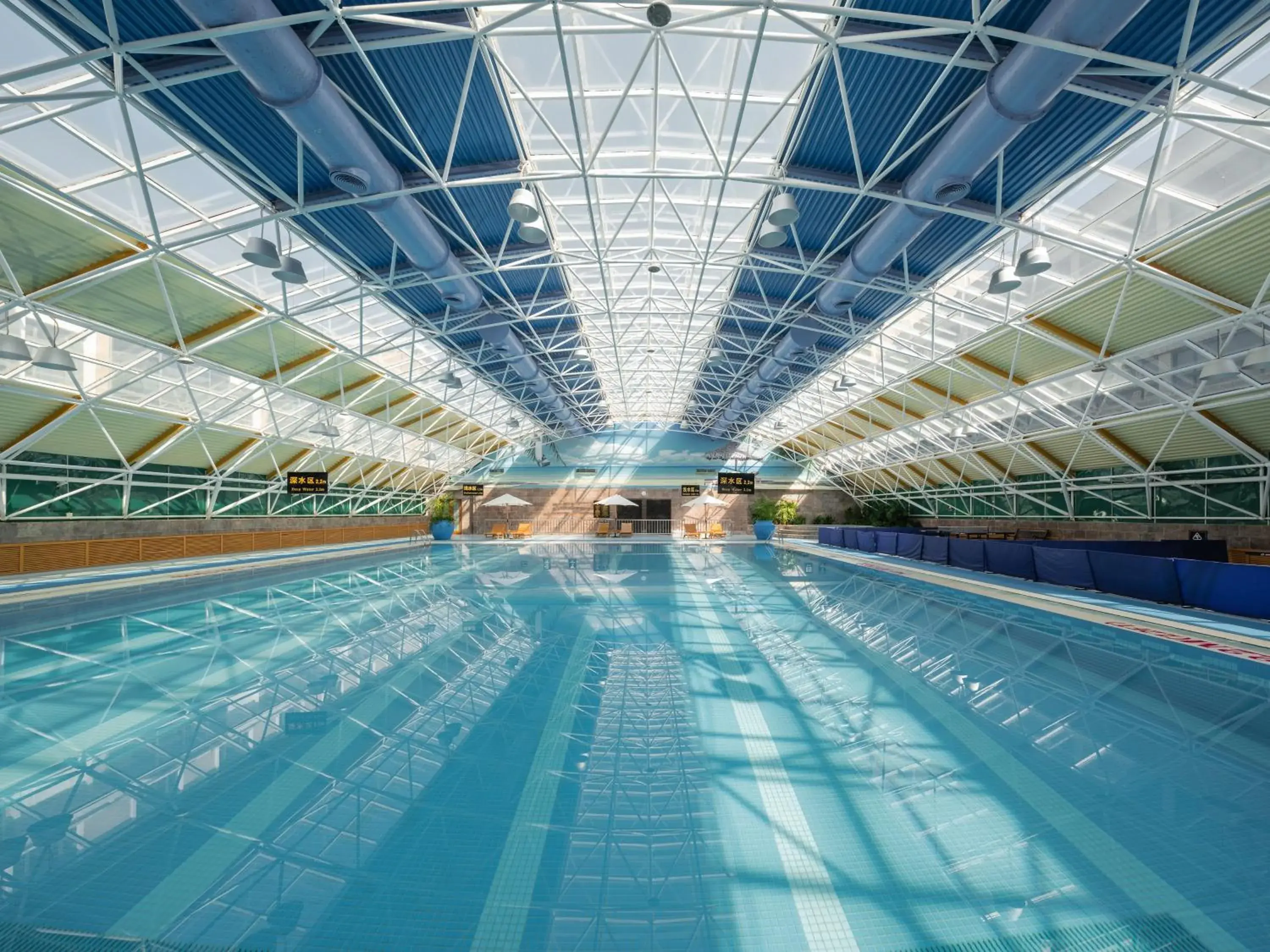 Swimming Pool in Crowne Plaza Zhengzhou, an IHG Hotel