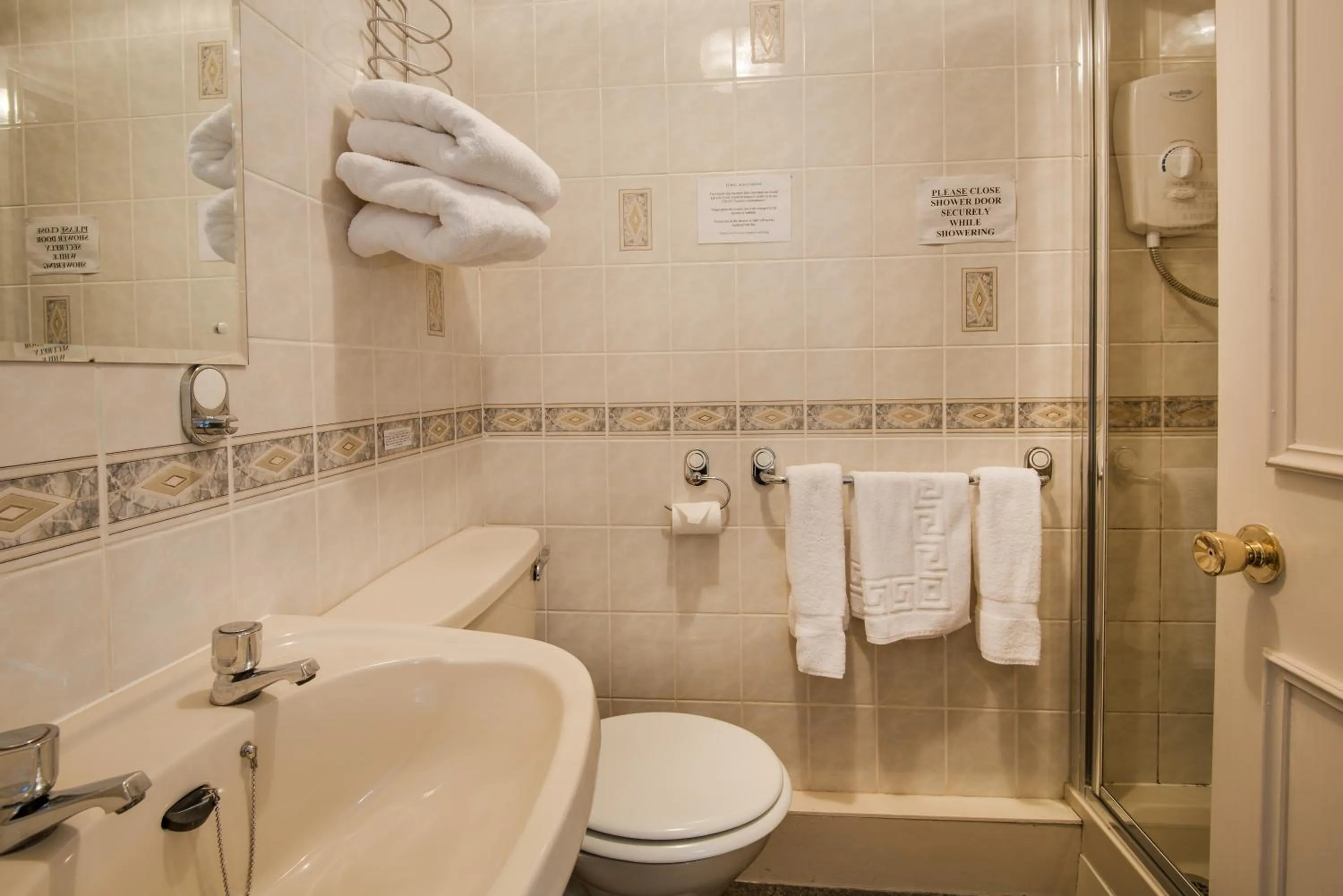 Bathroom in Queenshead Hotel Kelso