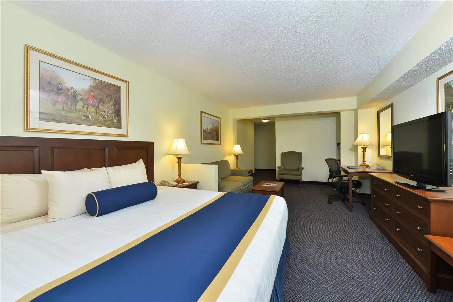 Bedroom in Best Western Plus Crossroads Inn & Suites