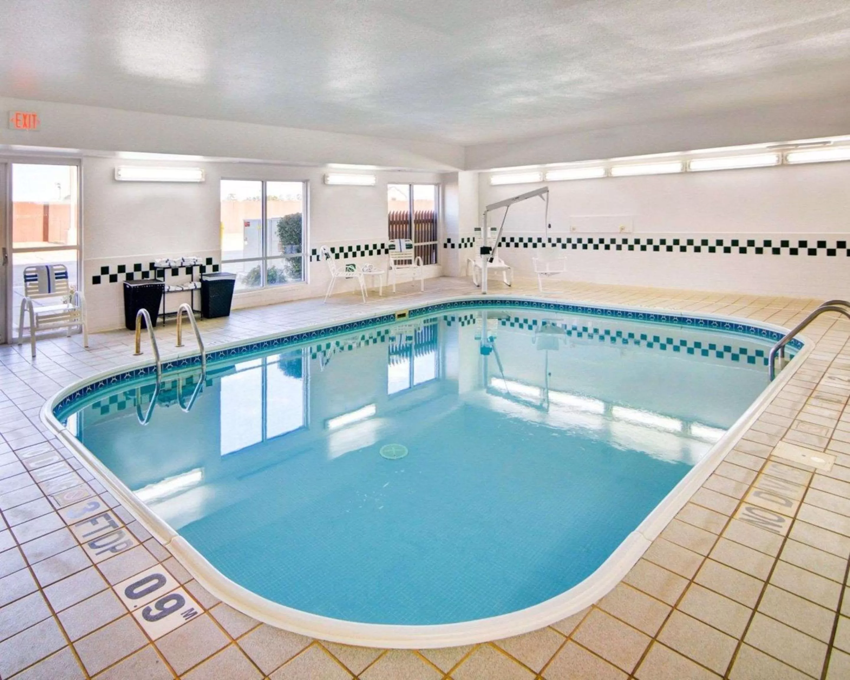 Swimming pool in Comfort Suites Longview North