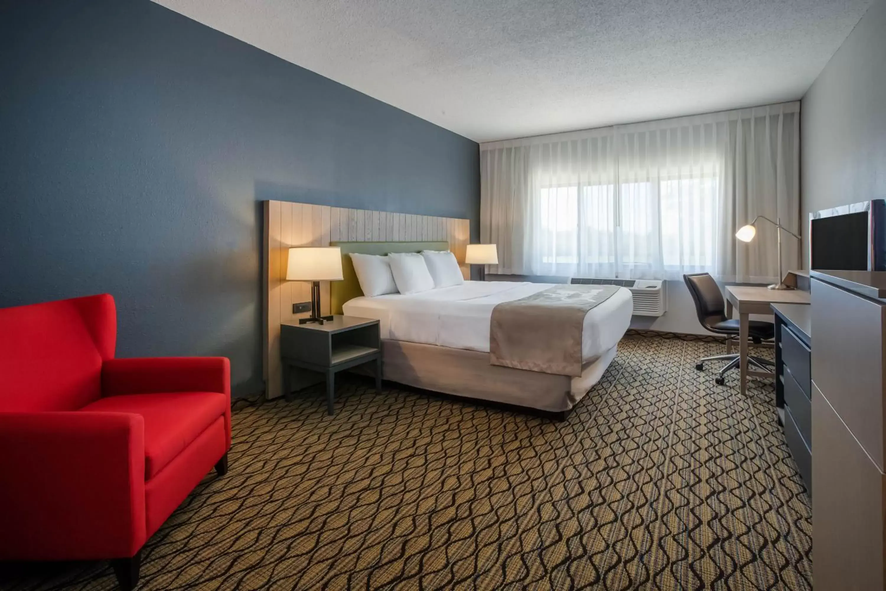 Seating area, Bed in Days Inn & Suites by Wyndham Rochester Hills MI