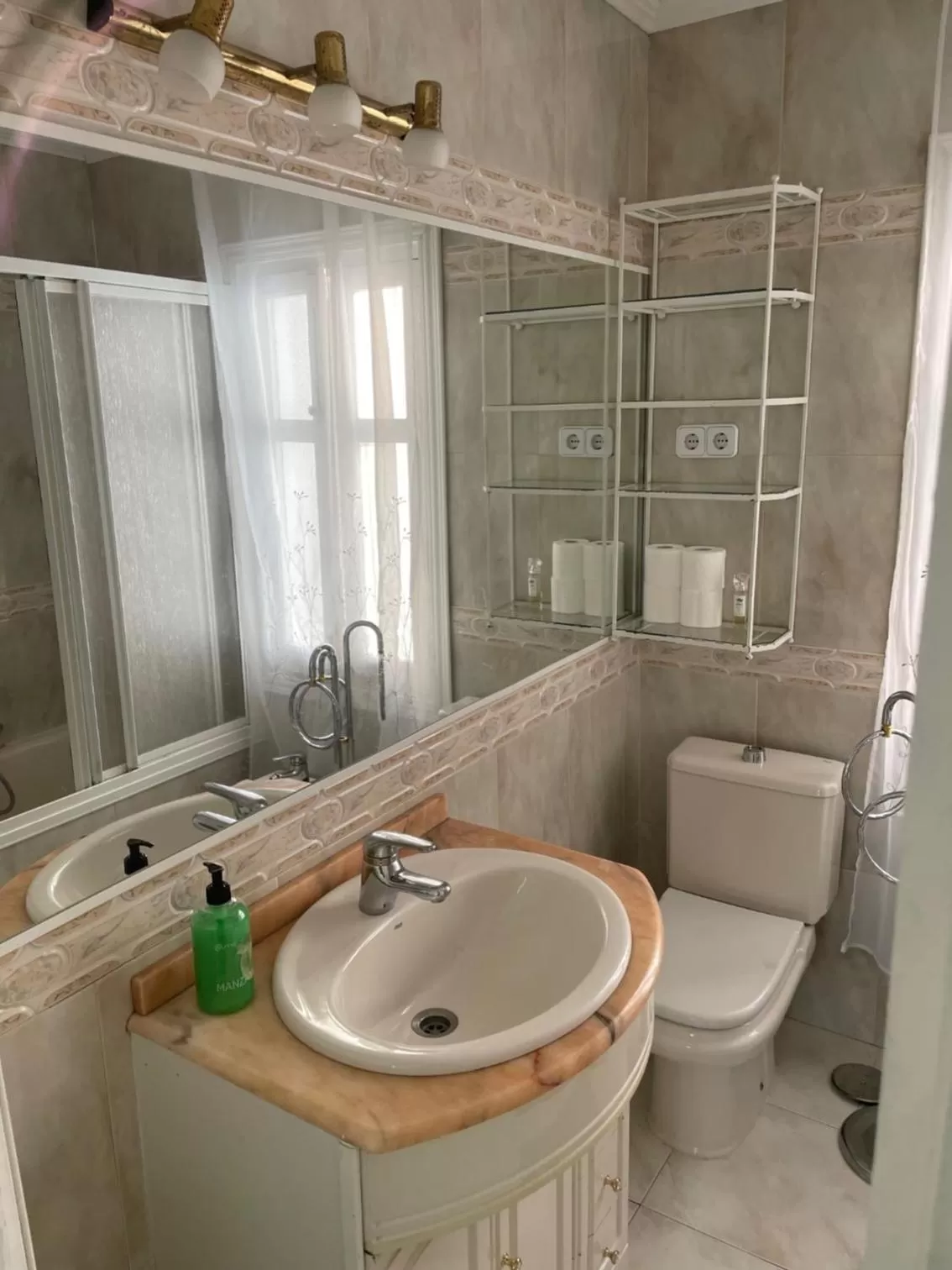 Shower in N1 Casa de Madrid - greenpeace line