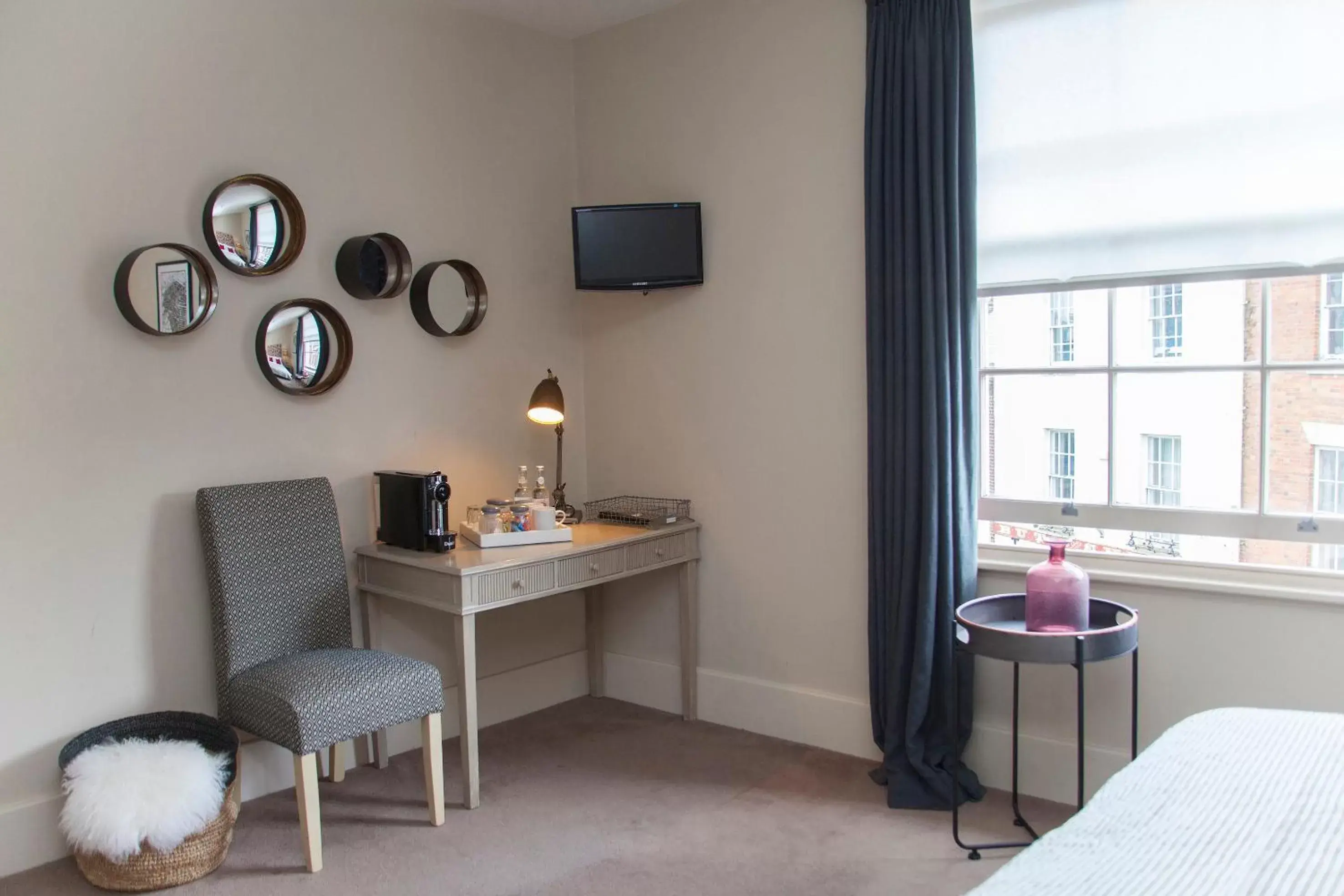 Seating area, TV/Entertainment Center in The Grosvenor Arms