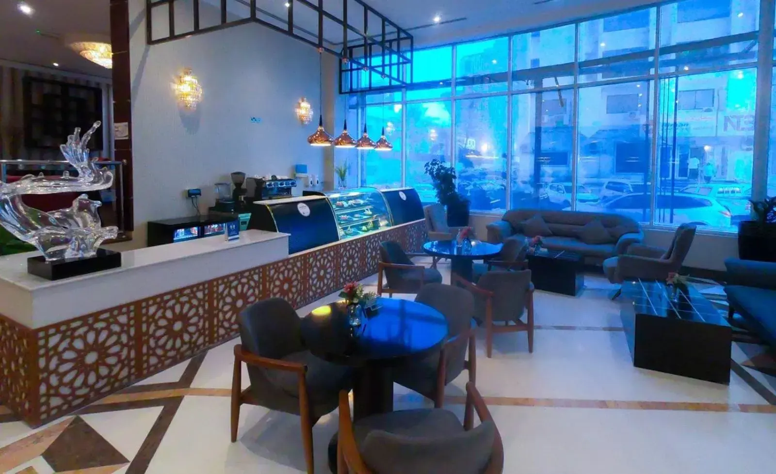 Coffee/tea facilities, Restaurant/Places to Eat in Horizon Manor Hotel