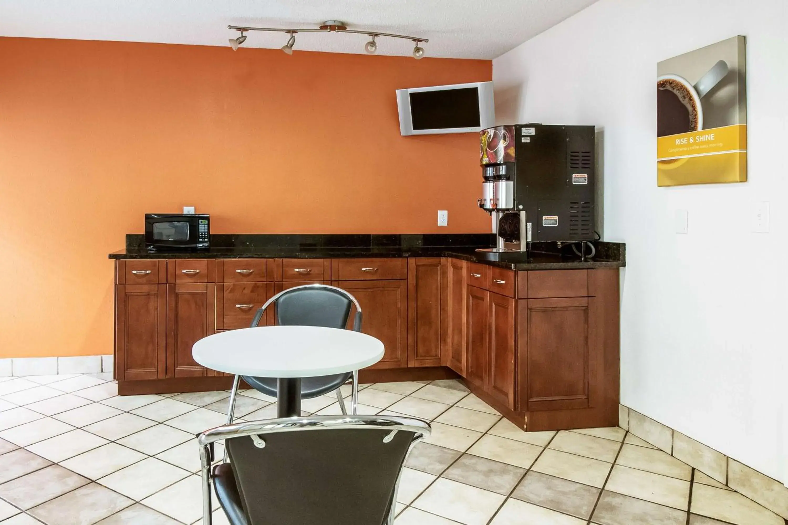 Communal lounge/ TV room, Kitchen/Kitchenette in Motel 6-Dayton, OH - Englewood