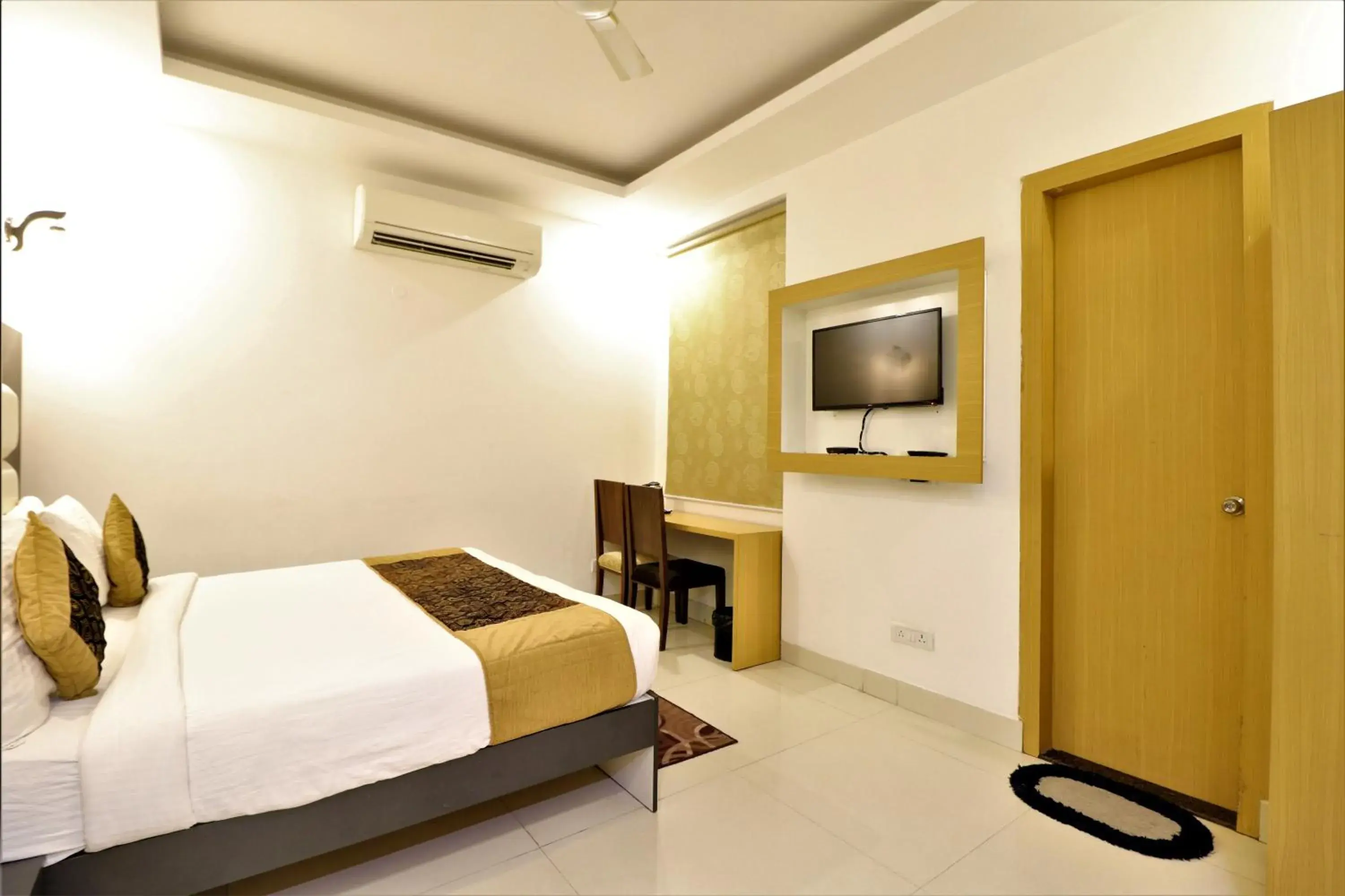 TV and multimedia, Bed in Hotel Aeropath Near IGI Airport Delhi