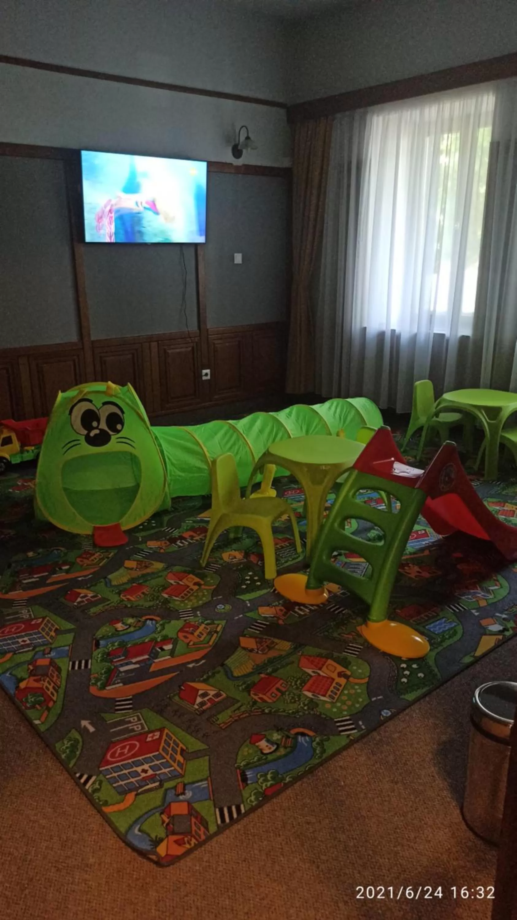 Communal lounge/ TV room in Svájci Lak Panzió