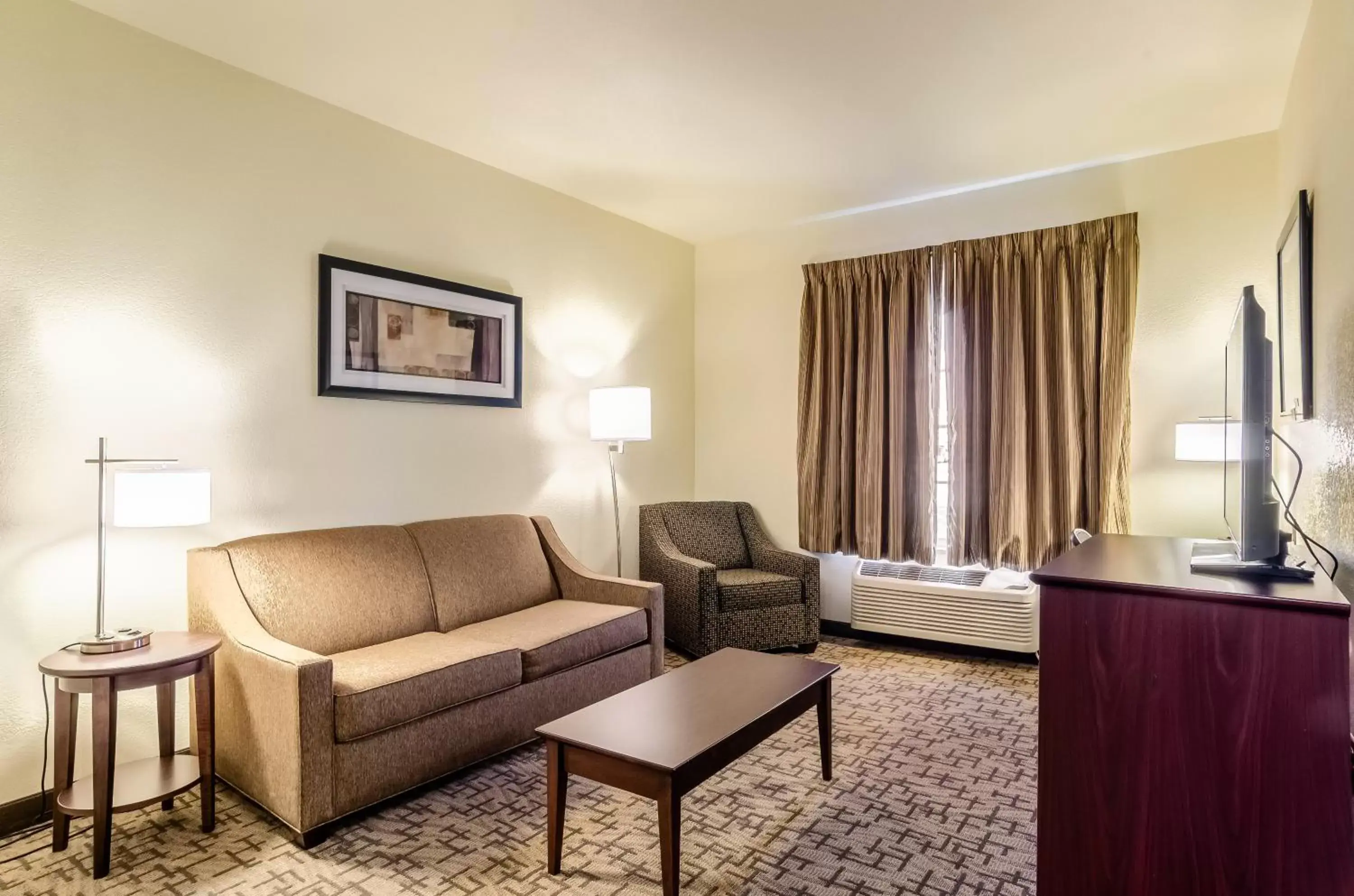Bed, Seating Area in Cobblestone Hotel & Suites - Gering/Scottsbluff