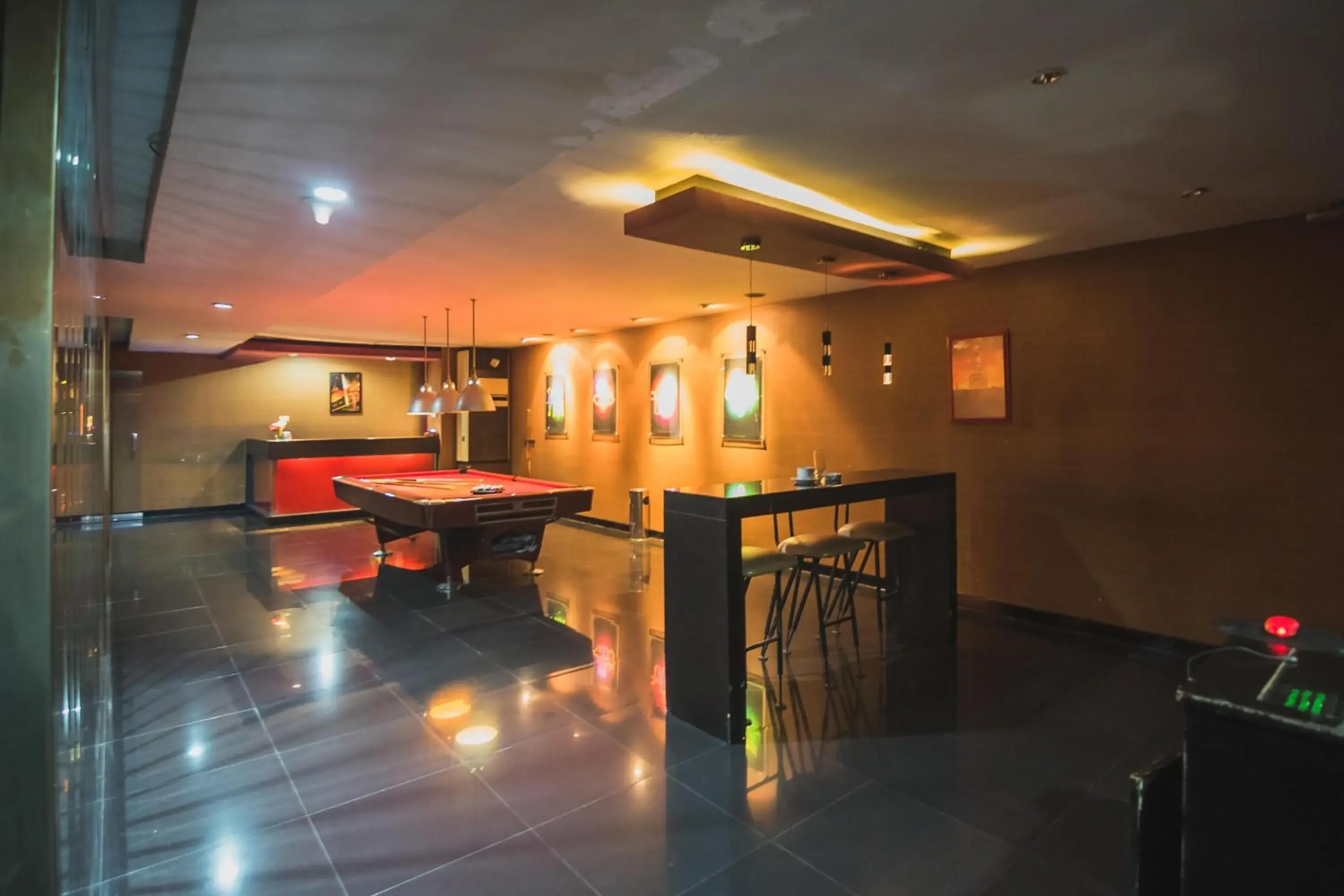 Lounge or bar, Billiards in RedDoorz Plus near Kampung Gajah 3