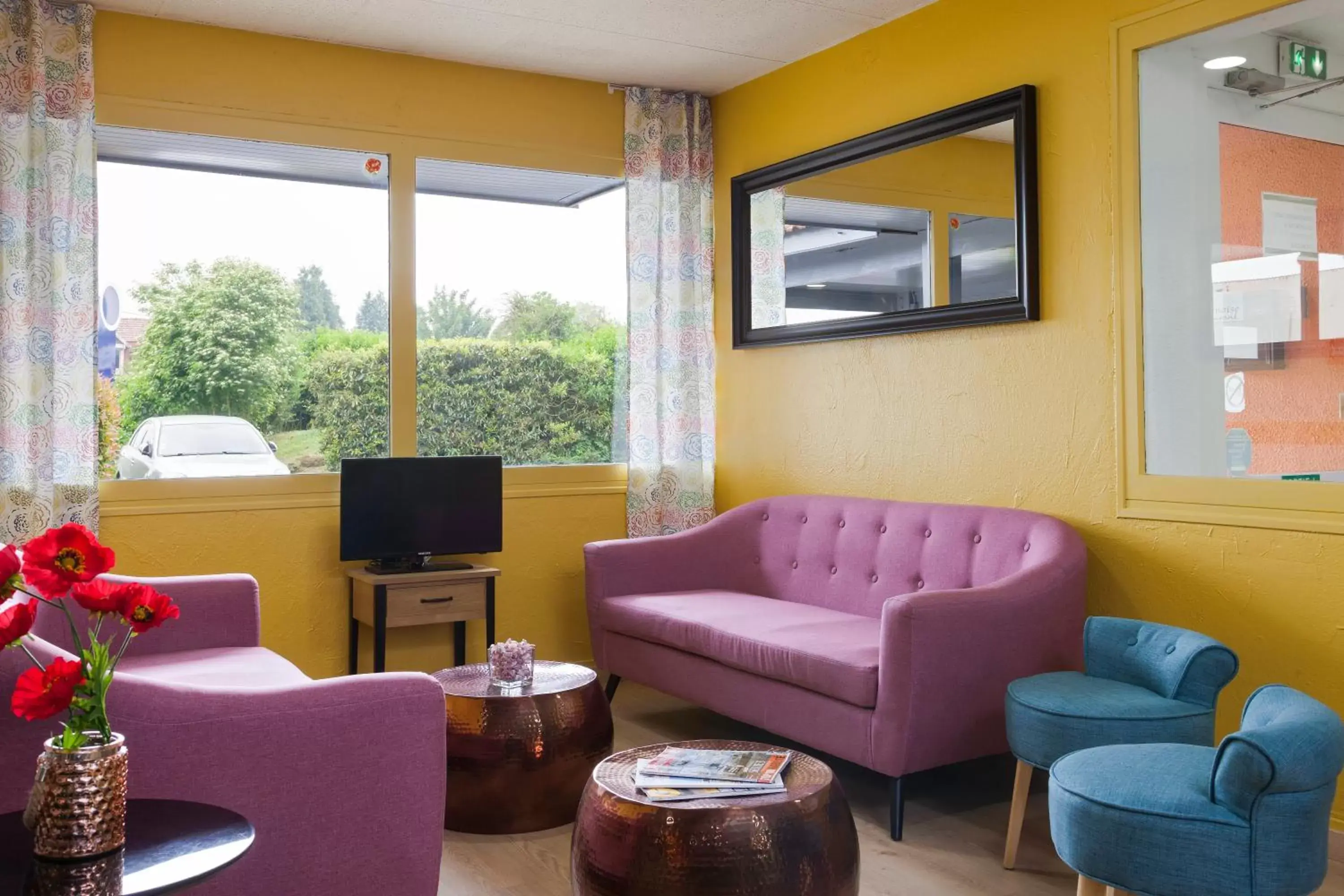 Communal lounge/ TV room, Seating Area in The Originals City, Tabl'Hôtel, Cambrai (Inter-Hotel)