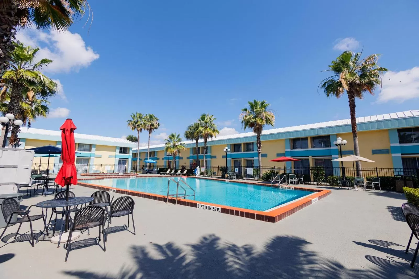 Swimming pool in Garnet Inn & Suites, Orlando
