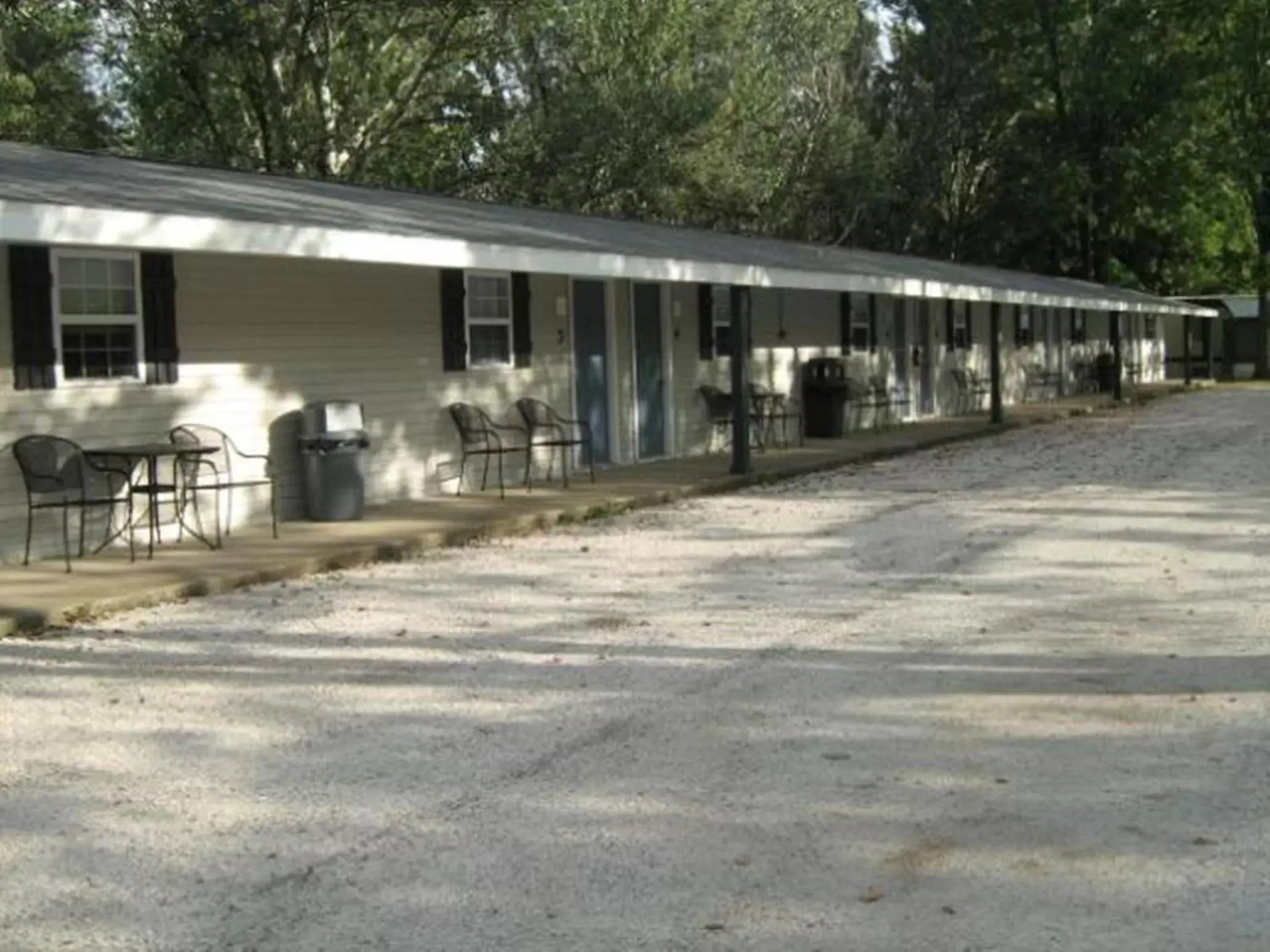 Facade/entrance in White Caps Motel