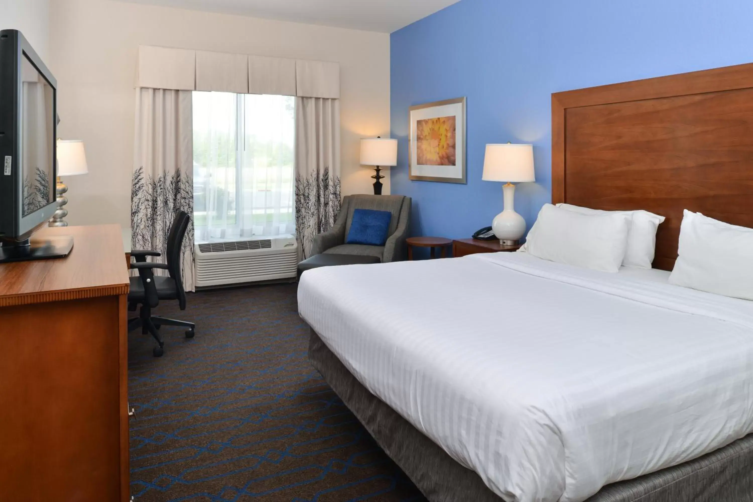 Photo of the whole room, Bed in Holiday Inn Express Hotel & Suites Terre Haute, an IHG Hotel