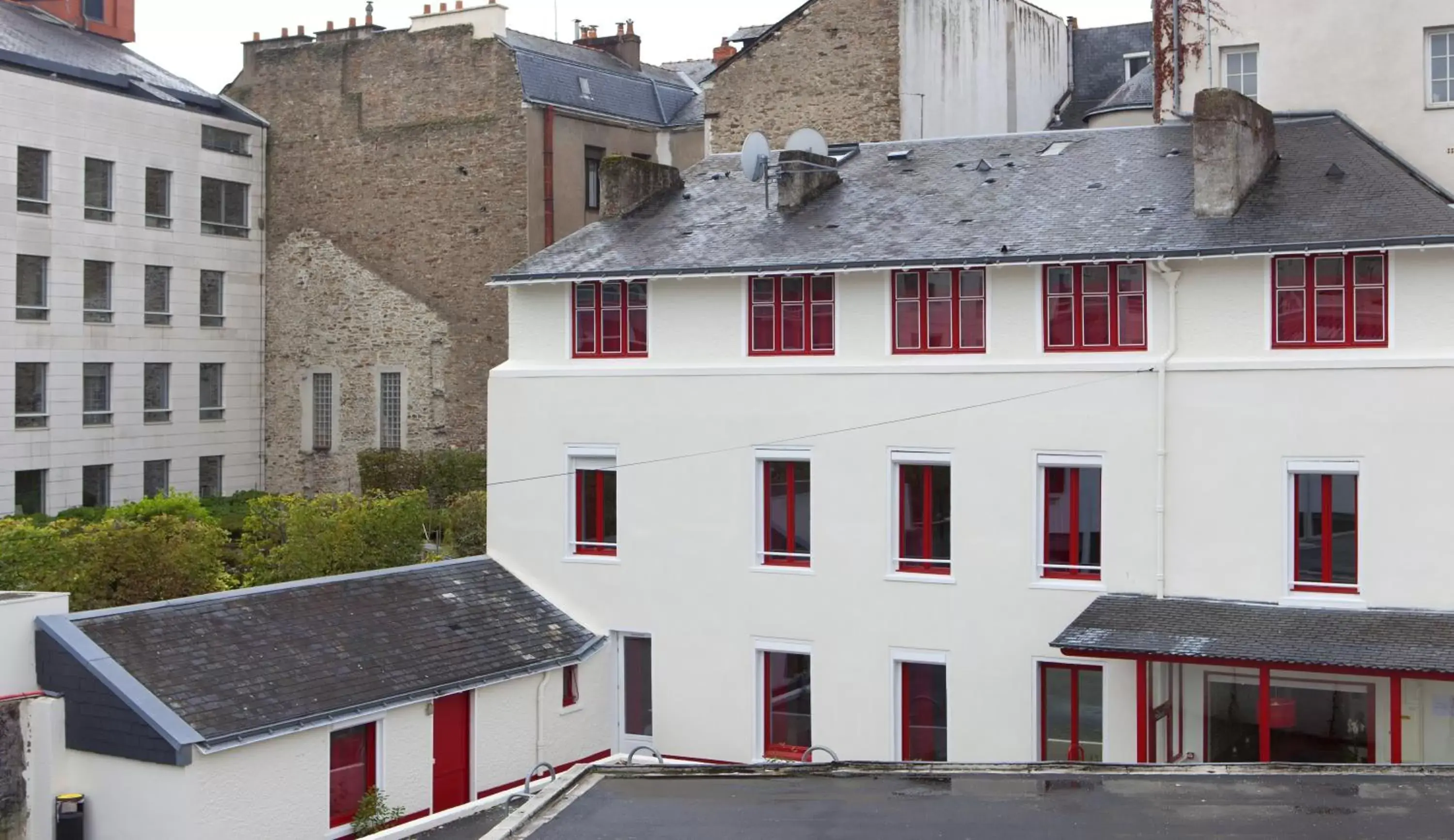 Facade/entrance in Logis Hotel Chateaubriand