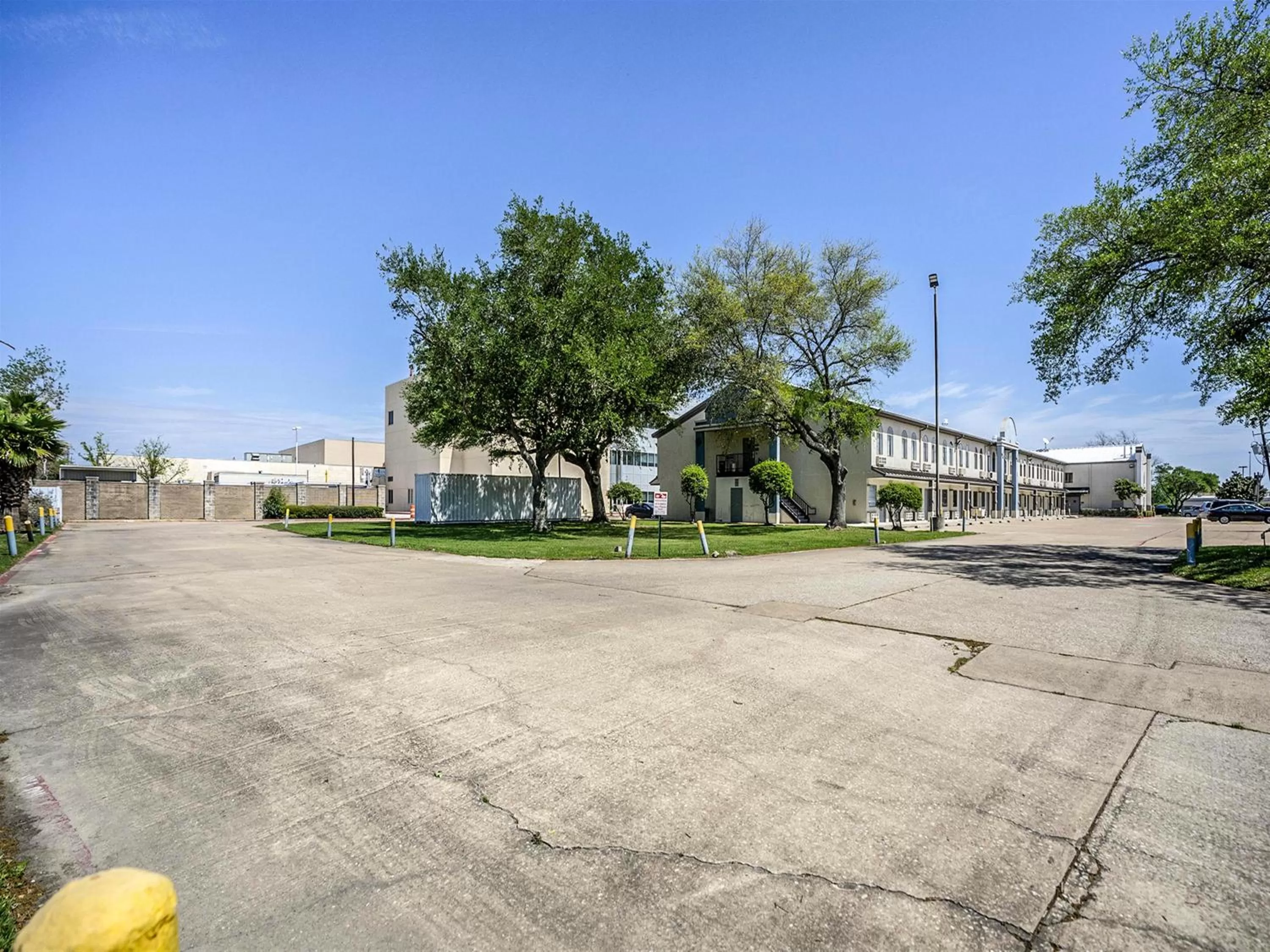 Days Inn & Suites by Wyndham Webster NASA-ClearLake-Houston