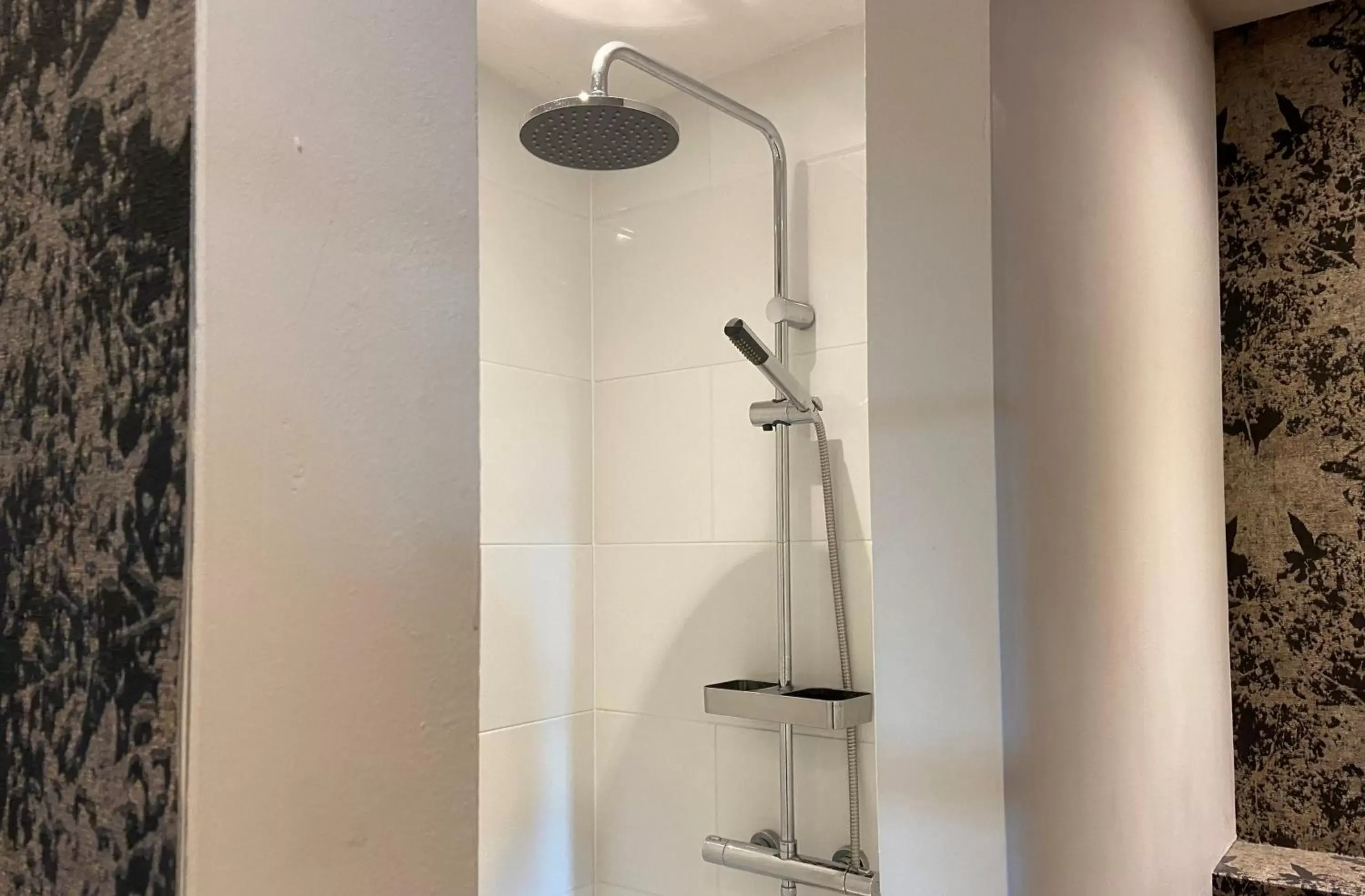 Shower, Bathroom in Hotel Buenos