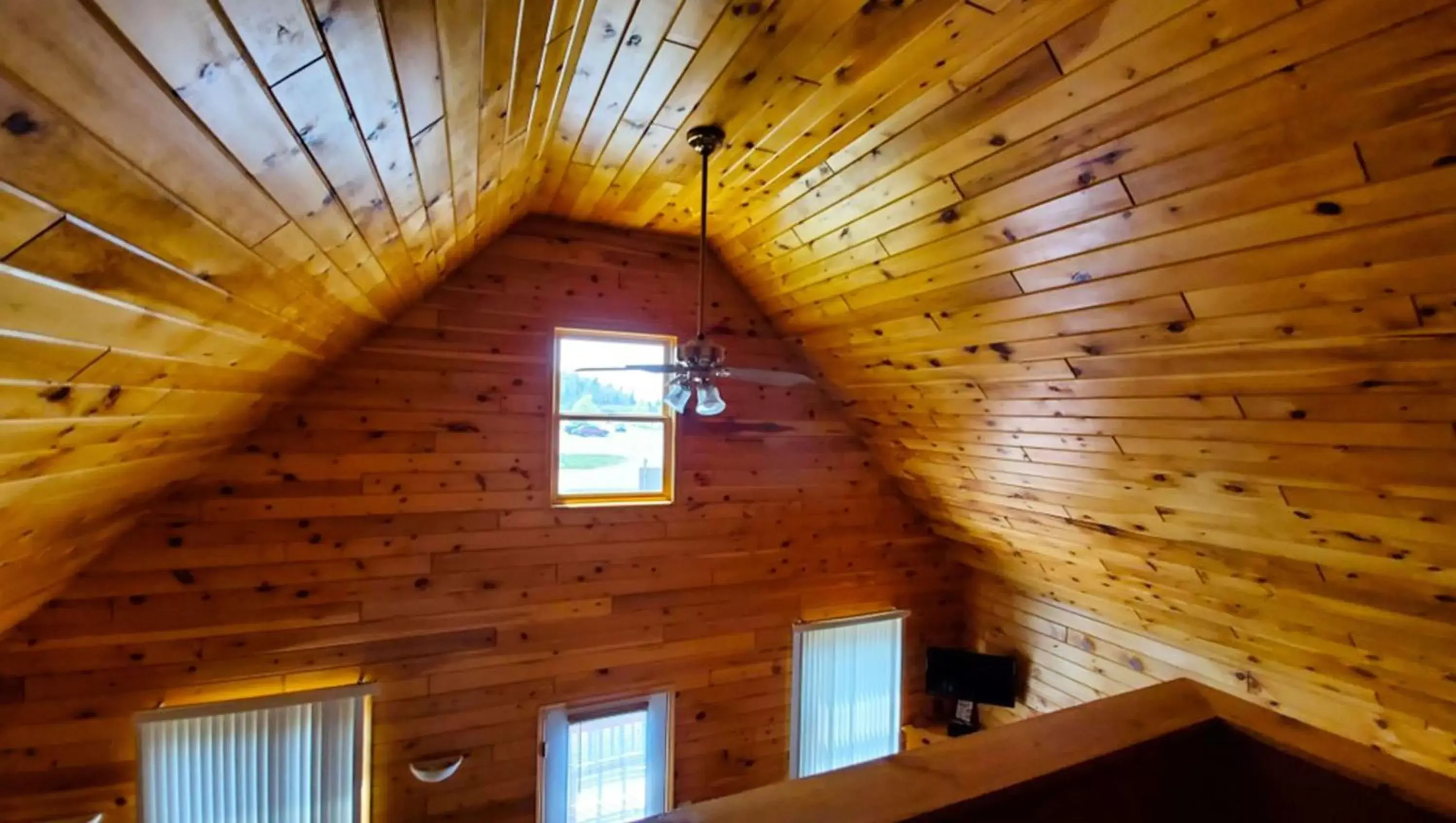 Photo of the whole room in Jasper Ridge Inn Ishpeming