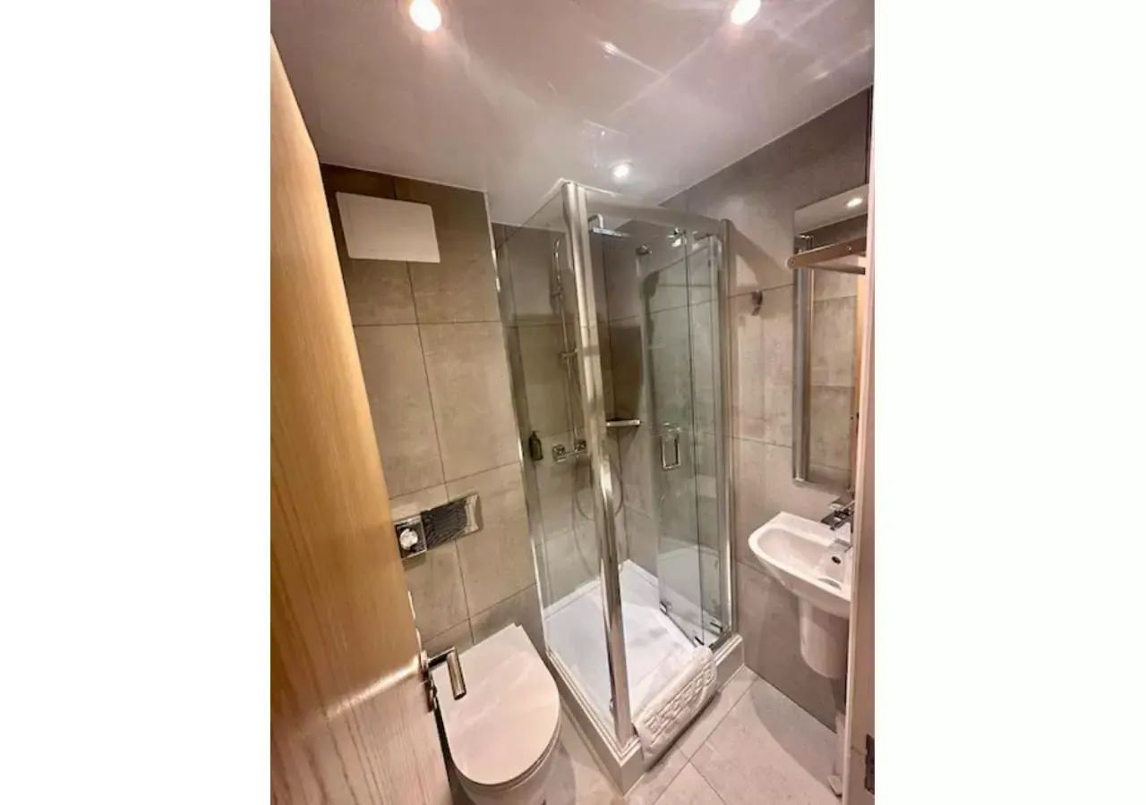 Bathroom in The Maiden Oval Hotel- FKA Belgrave Hotel