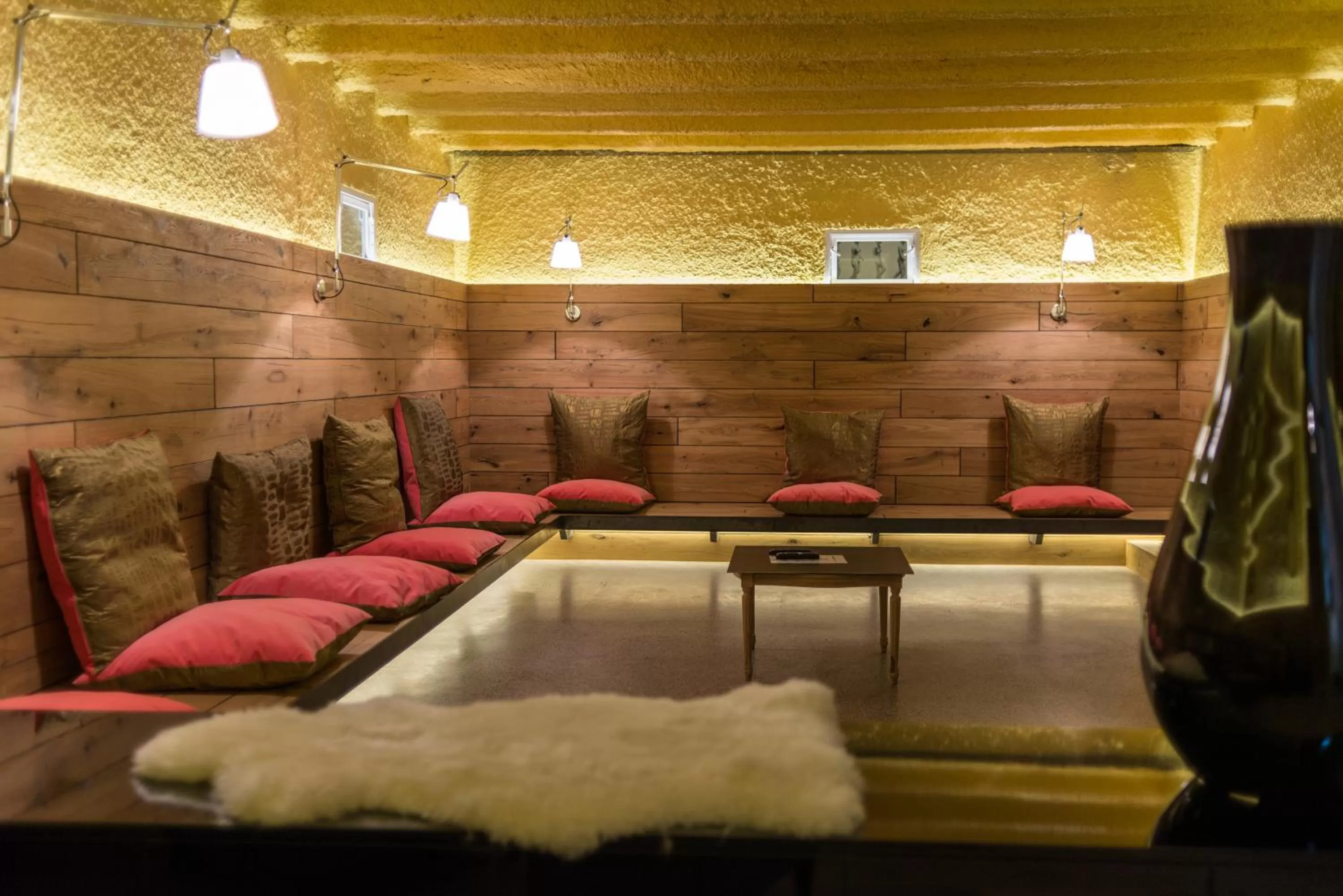 Communal lounge/ TV room in Nala Individuellhotel