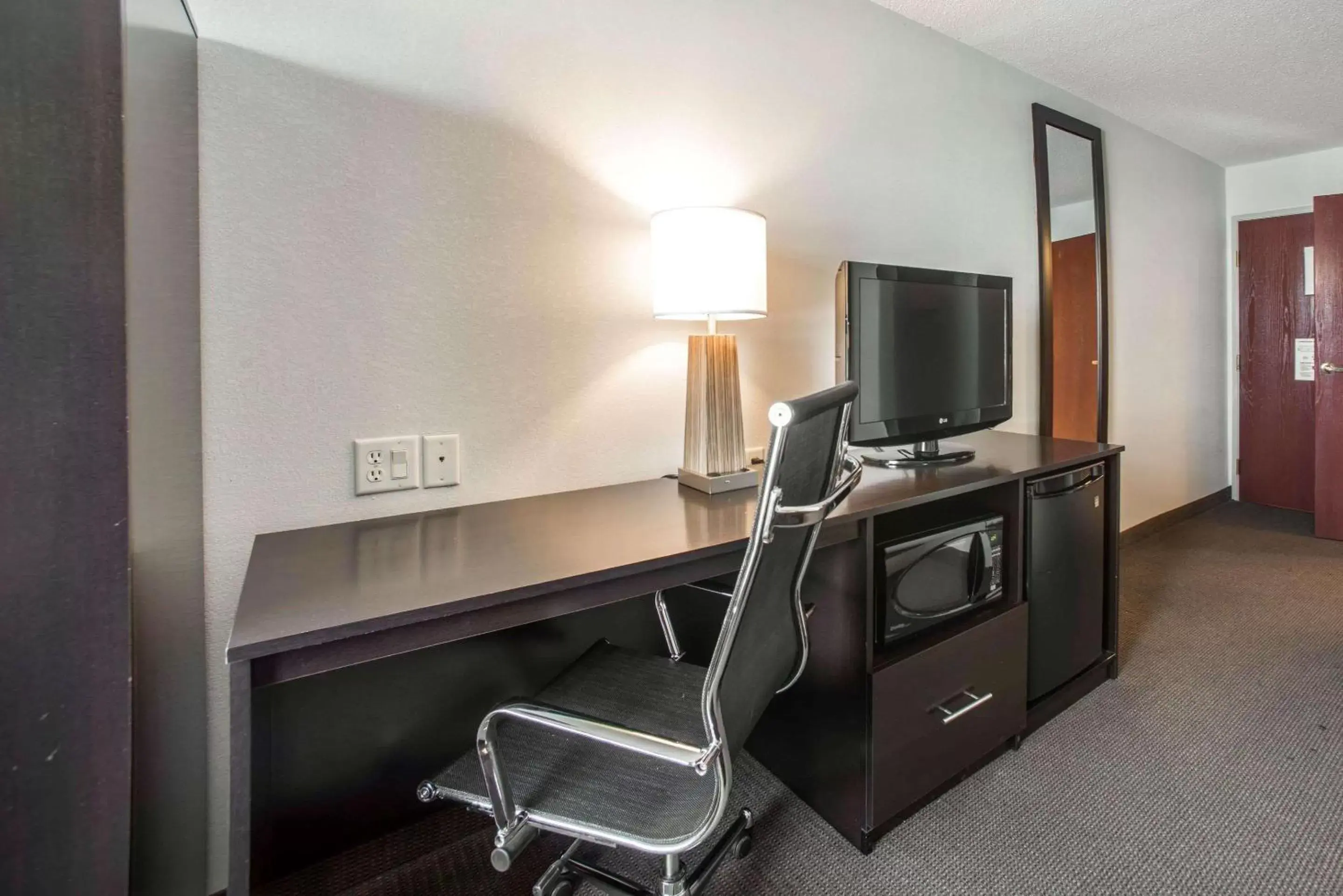 Photo of the whole room, TV/Entertainment Center in Sleep Inn Decatur I-72