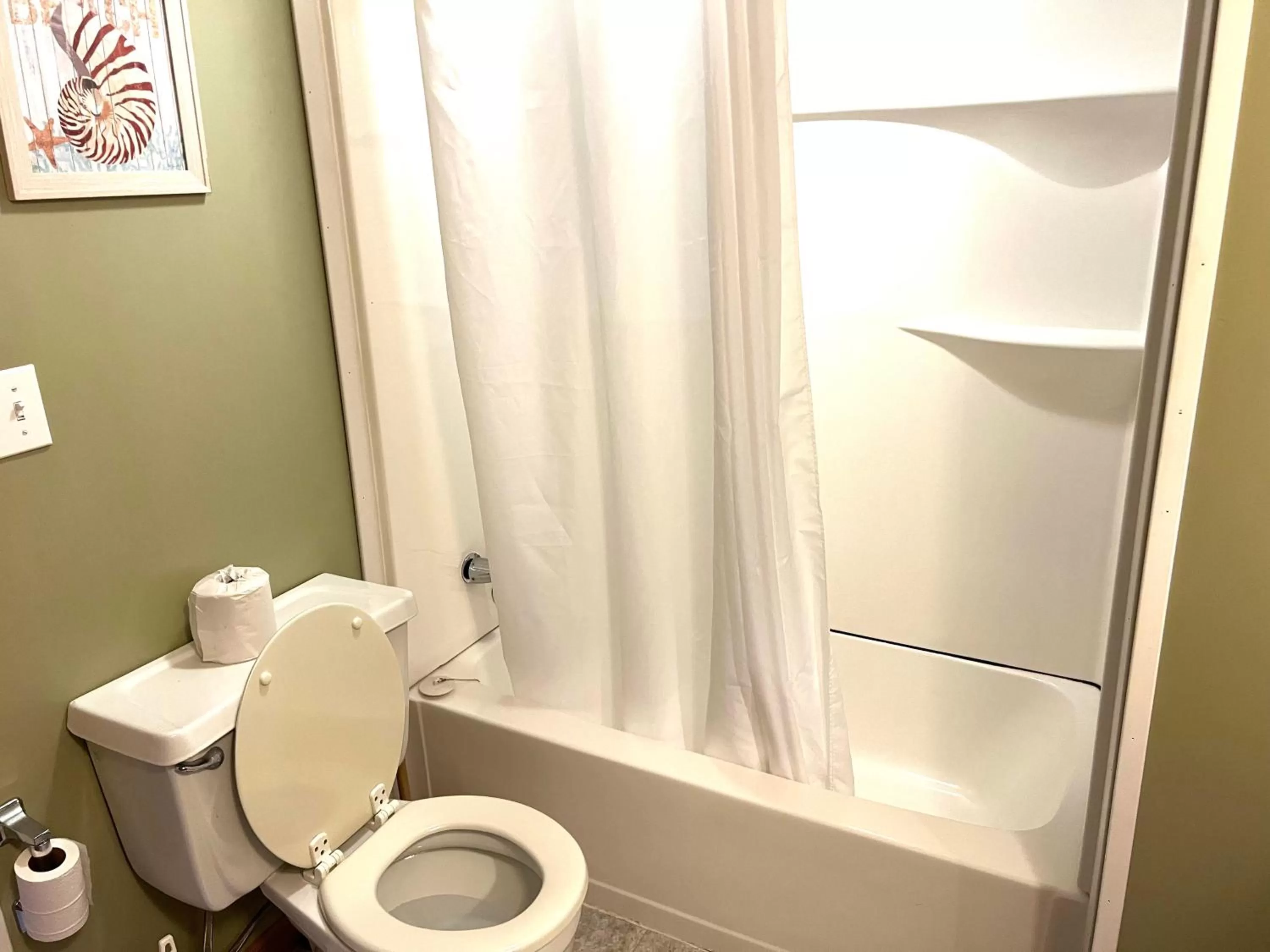 Bathroom in White Caps Motel and RV Park