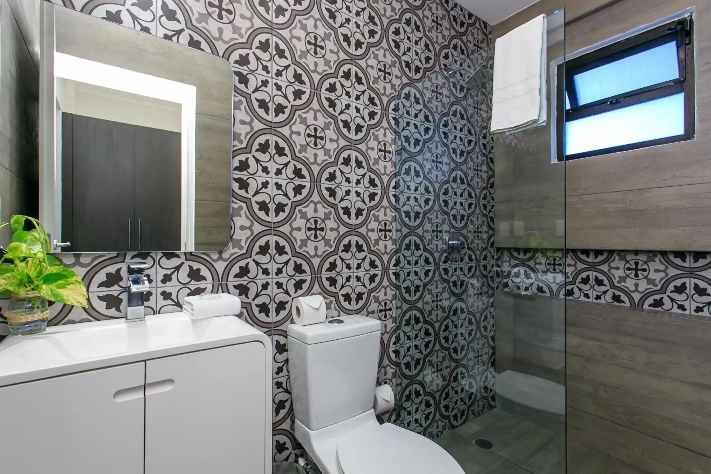 Shower, Bathroom in Studio 30 Condhotel by Nah Hotels