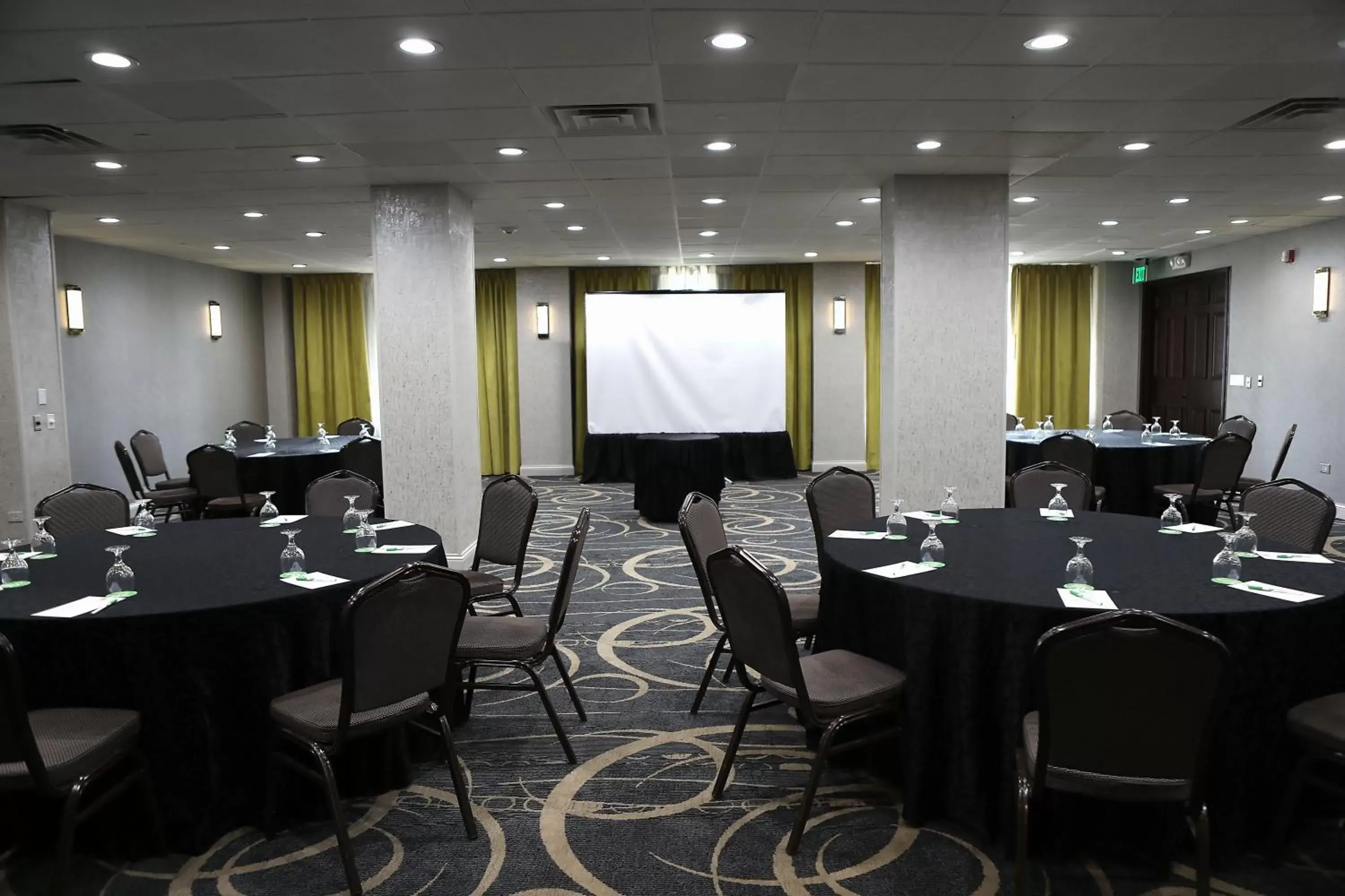 Meeting/conference room in Holiday Inn Chicago/Oak Brook, an IHG Hotel
