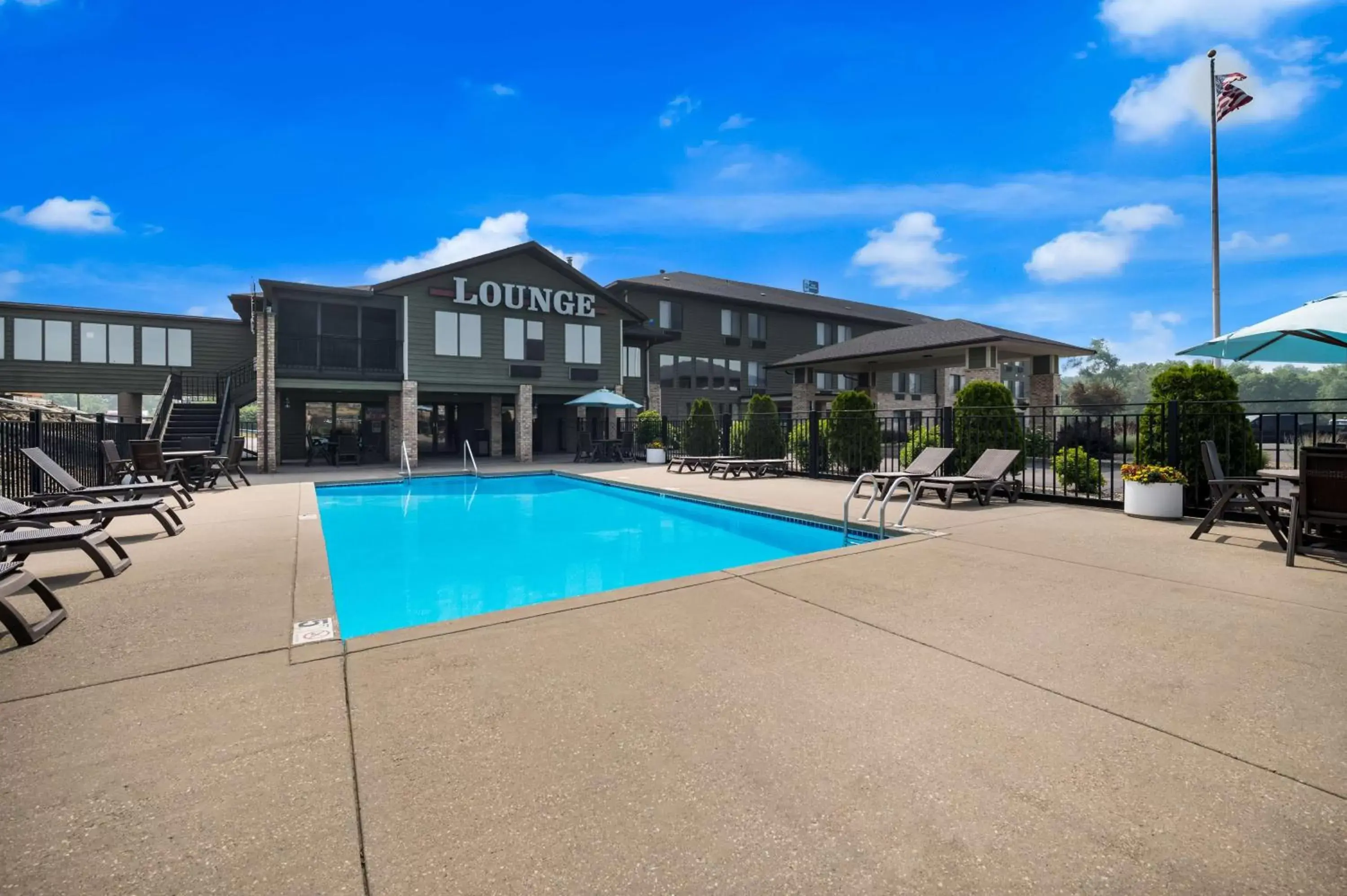 Pool view in Best Western Park Oasis Inn Pool view in Best Western Park Oasis Inn