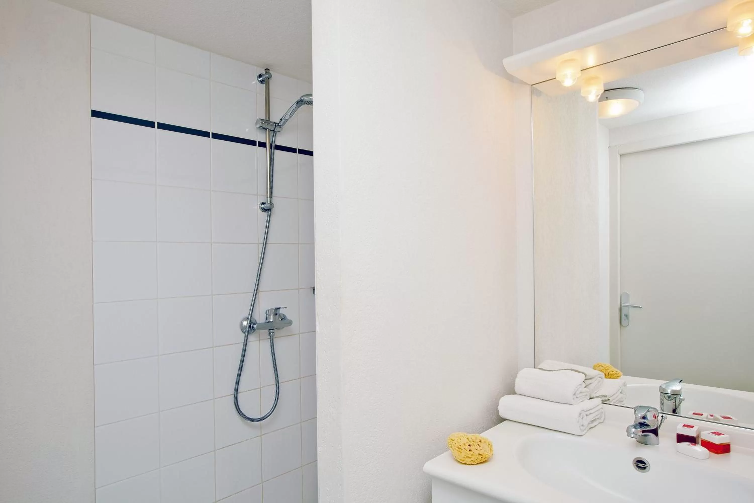 Bathroom in Séjours & Affaires Massy Atlantis