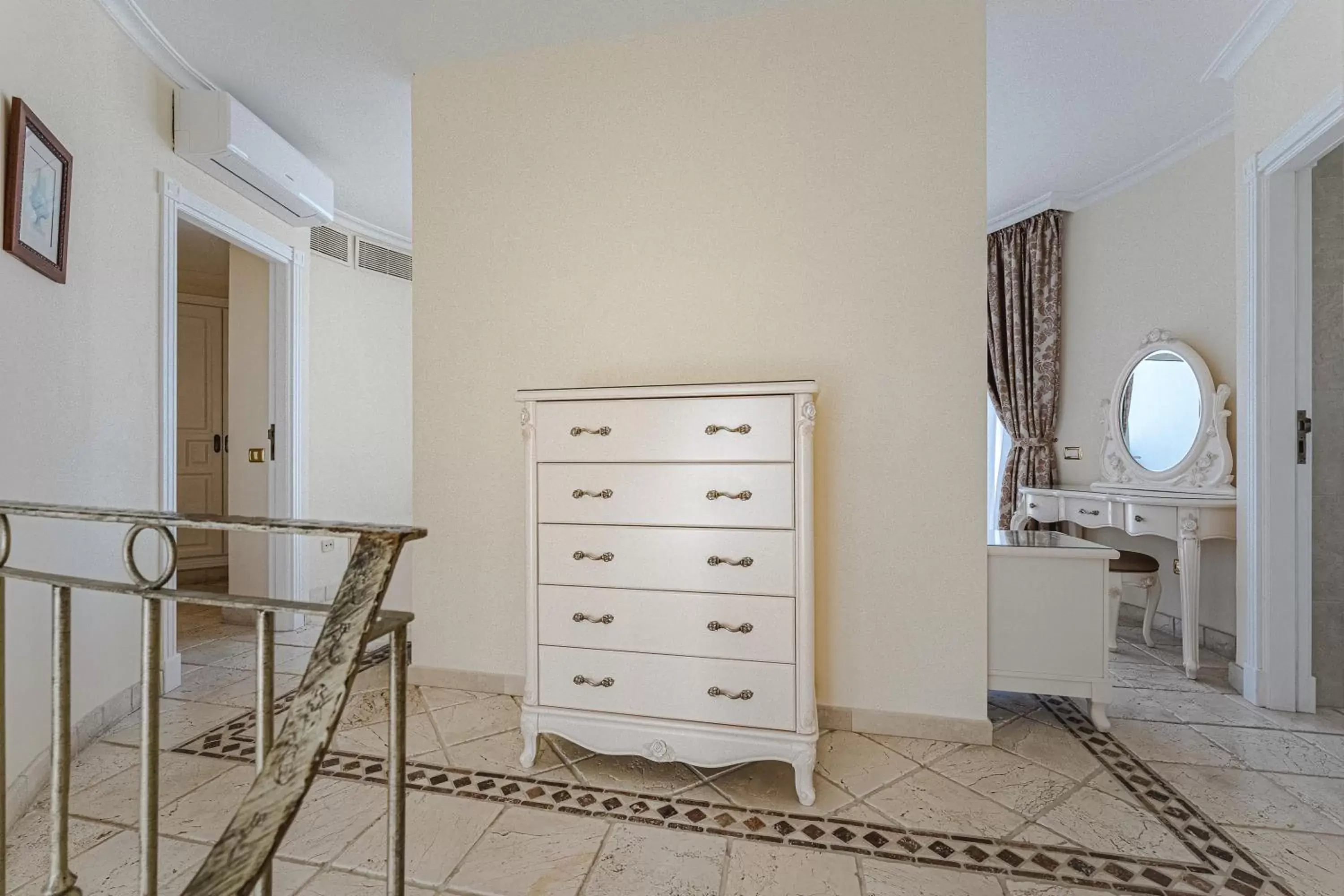 Living room, TV/Entertainment Center in Flamingo Suites Boutique Hotel