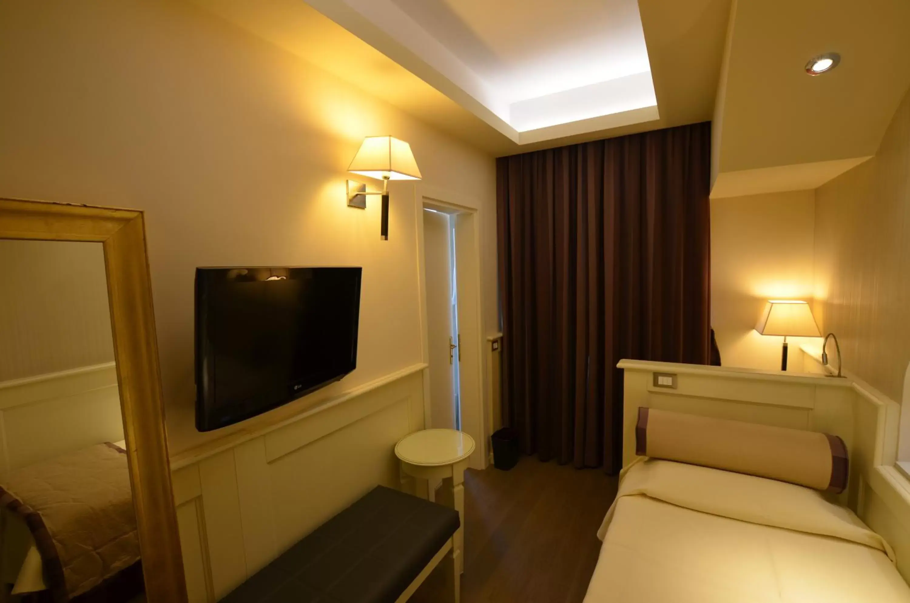 Bedroom, TV/Entertainment Center in Hotel Campo Marzio