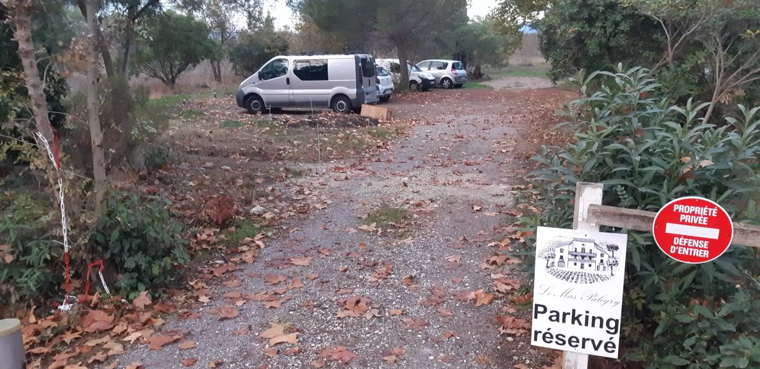 Parking in Mas Palegry côté terrasse