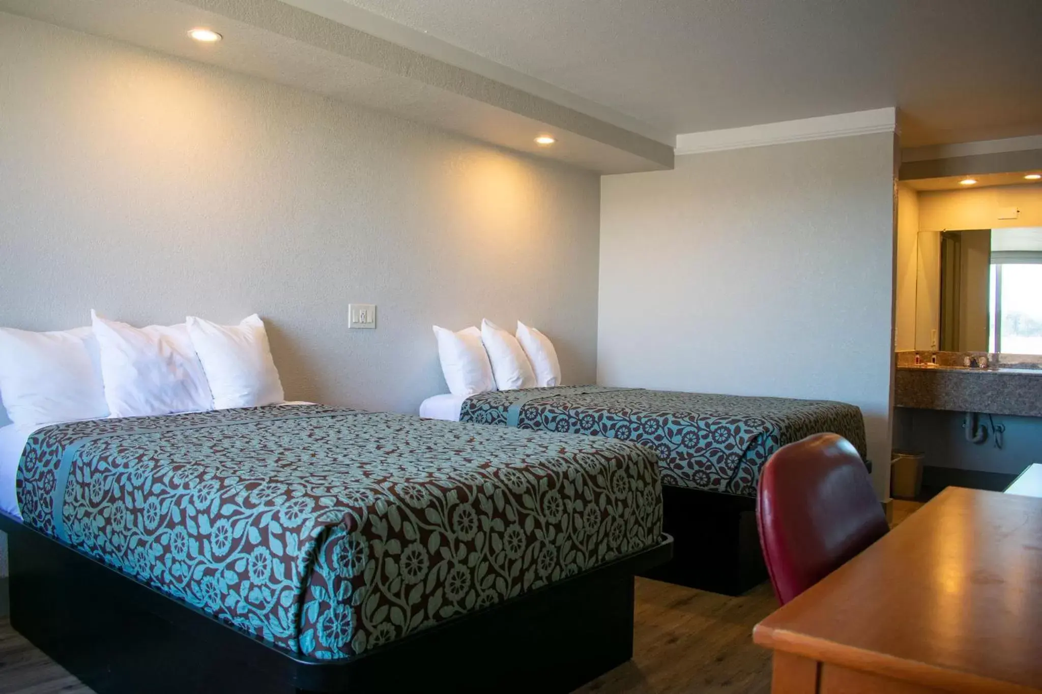 Bedroom in Days Inn by Wyndham Hillsboro TX