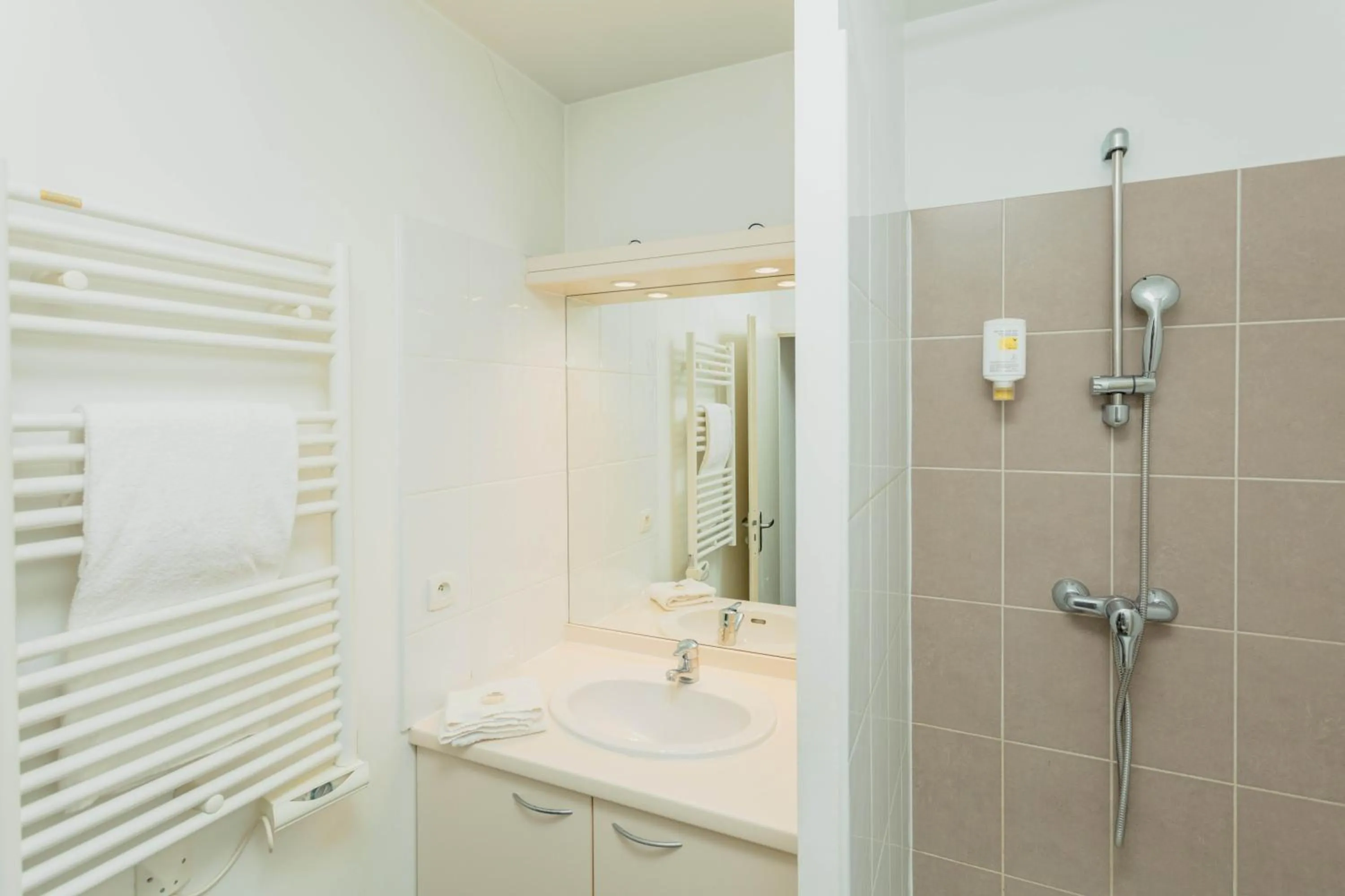 Bathroom in Appart-Hôtel Mer & Golf City Perpignan Centre