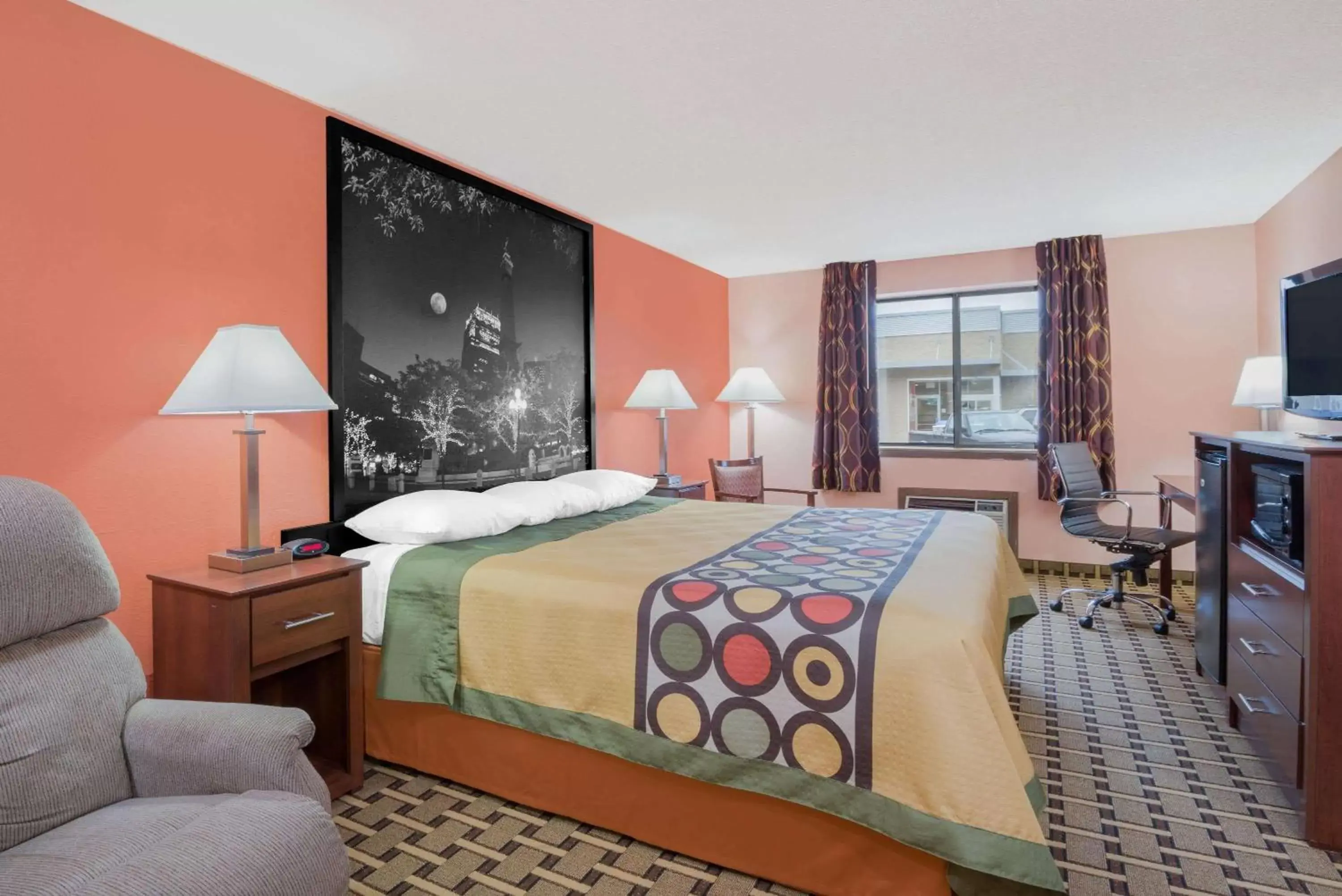 Photo of the whole room, Bed in Super 8 by Wyndham Shelbyville