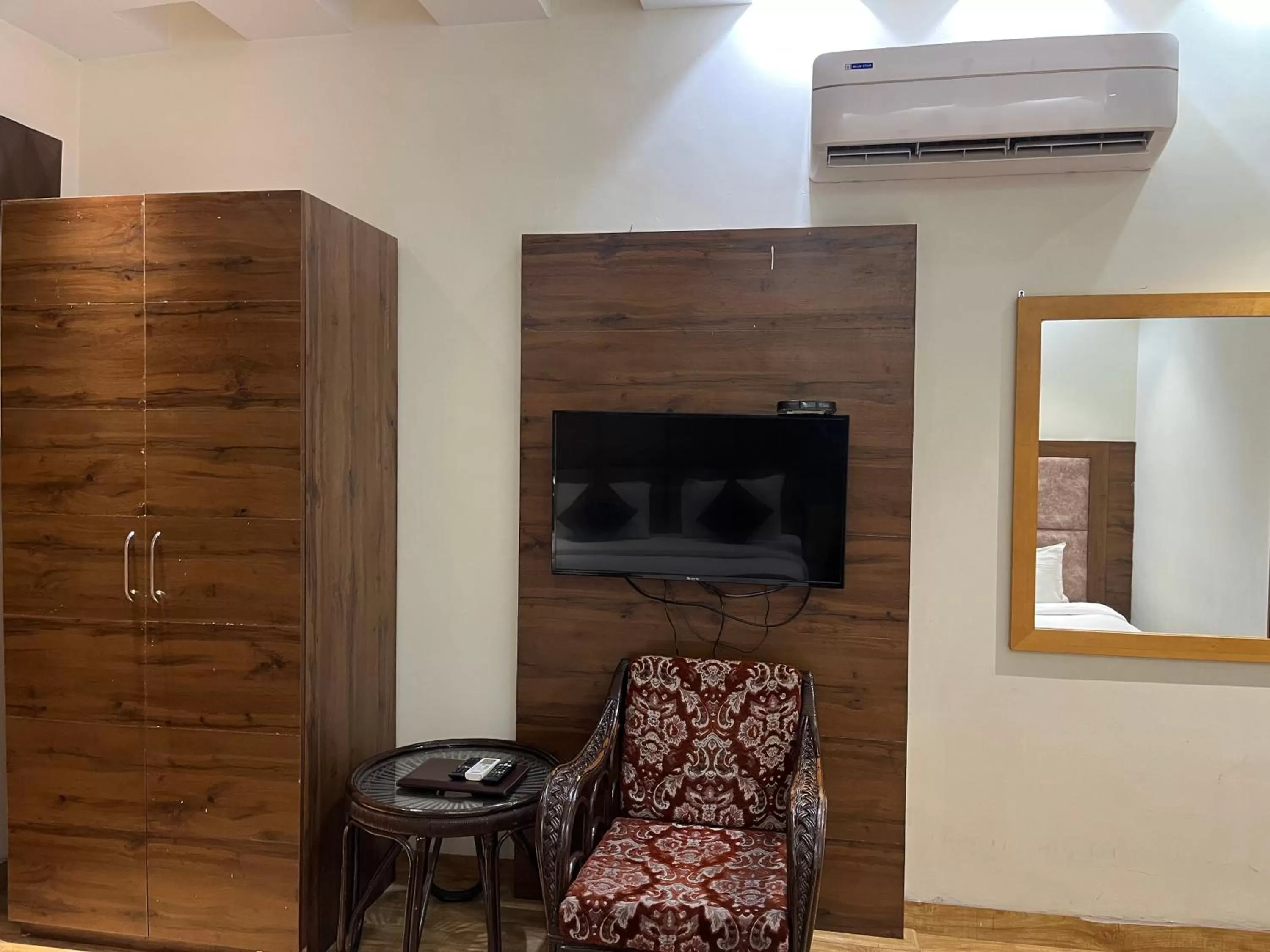 TV and multimedia in Hotel Exotic - 5 min walk from Golden Temple