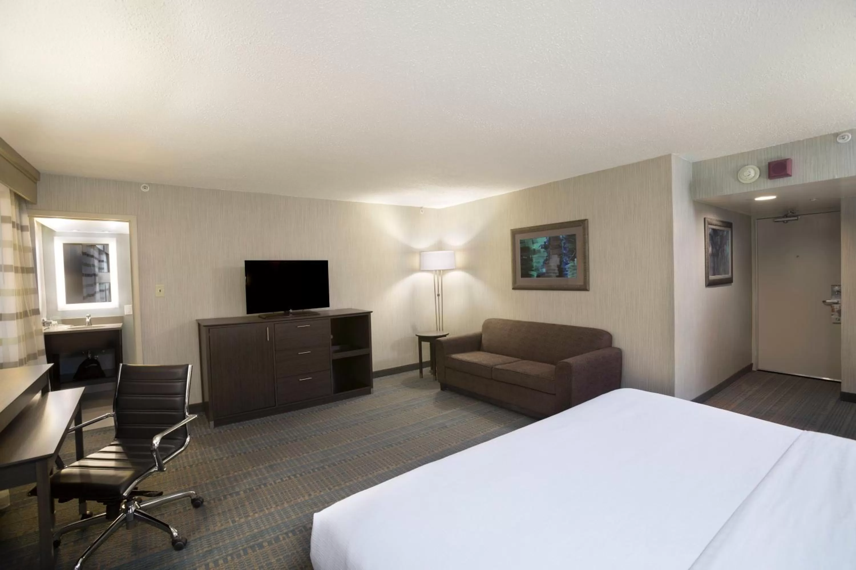 Photo of the whole room, Bed in Holiday Inn Columbus Dwtn-Capitol Square by IHG