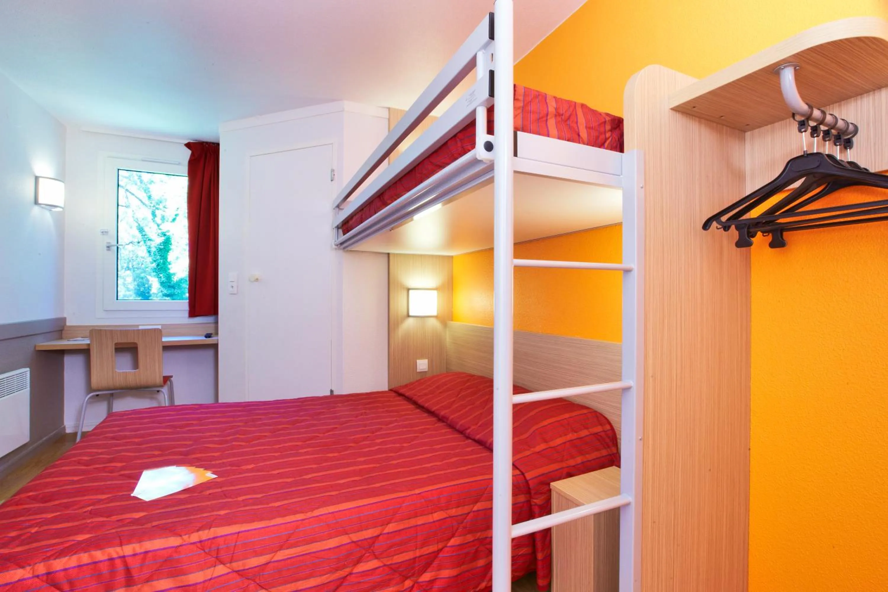 Bed in Premiere Classe Geneve - Saint Genis Pouilly