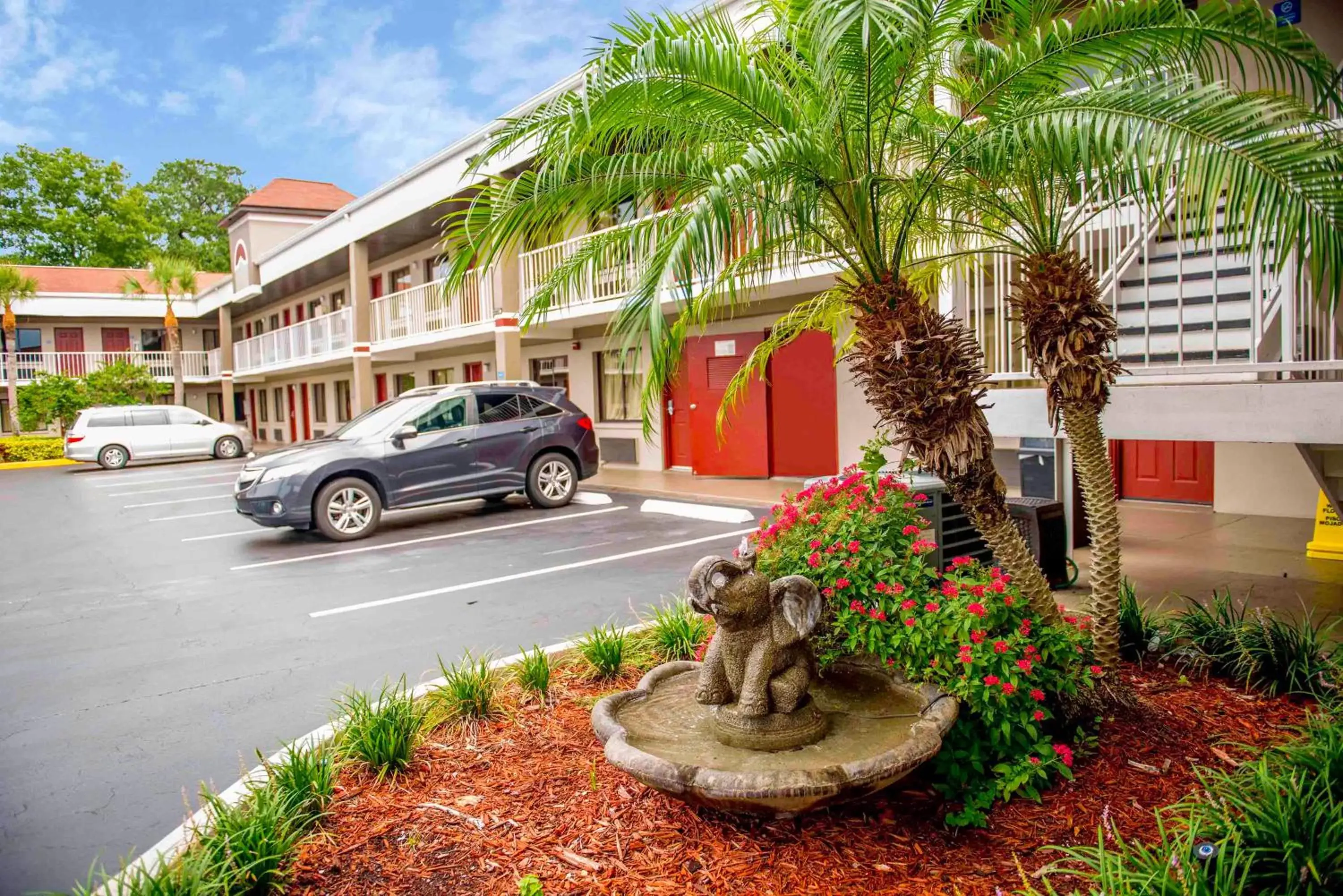 Parking, Property Building in Hotel South Tampa & Suites