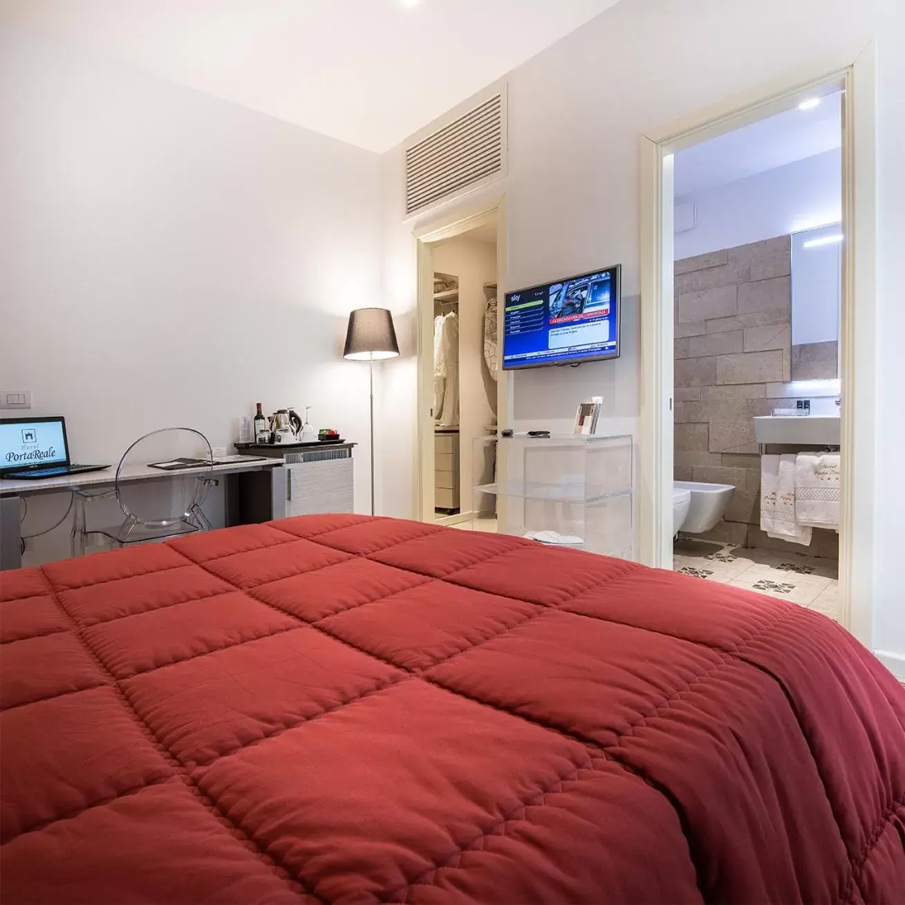 Bathroom, Bed in Hotel Porta Reale