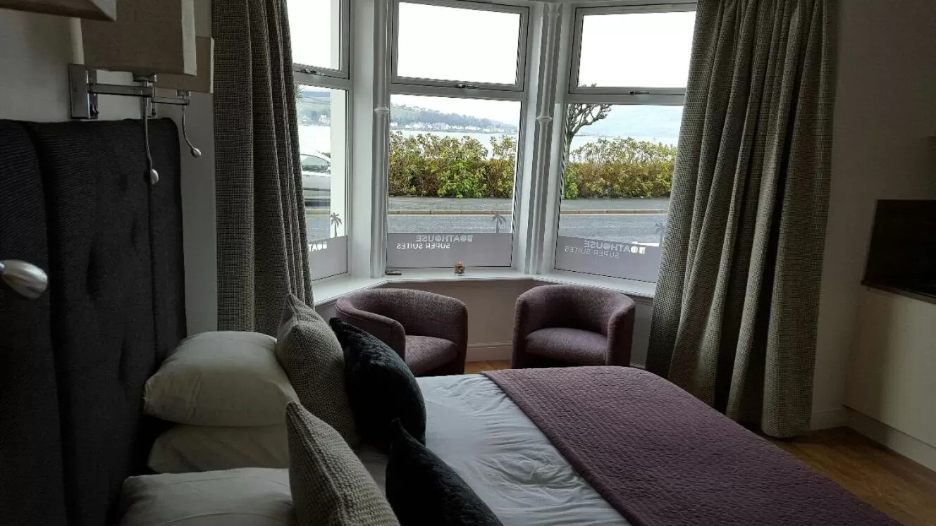 Bedroom, Seating Area in Boat House Super Suites