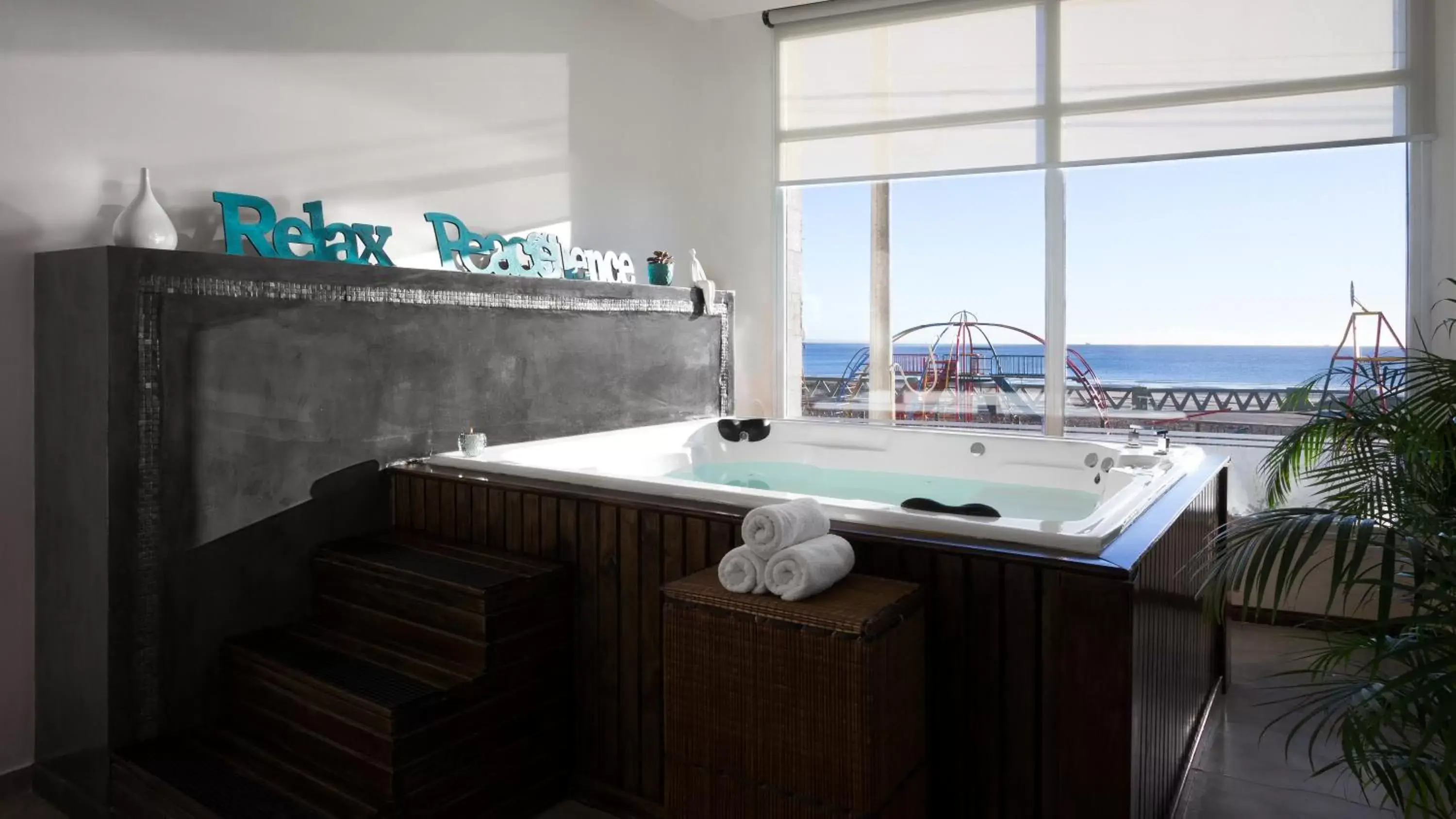 Hot Tub, Bathroom in Dazzler by Wyndham Puerto Madryn