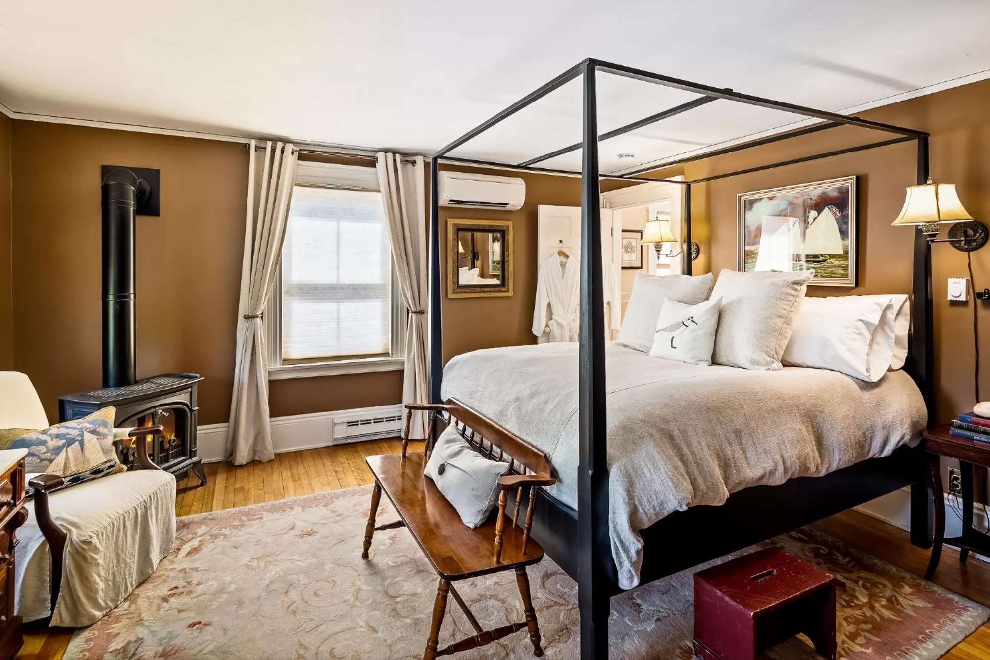 Photo of the whole room, Bed in Abigail's Inn