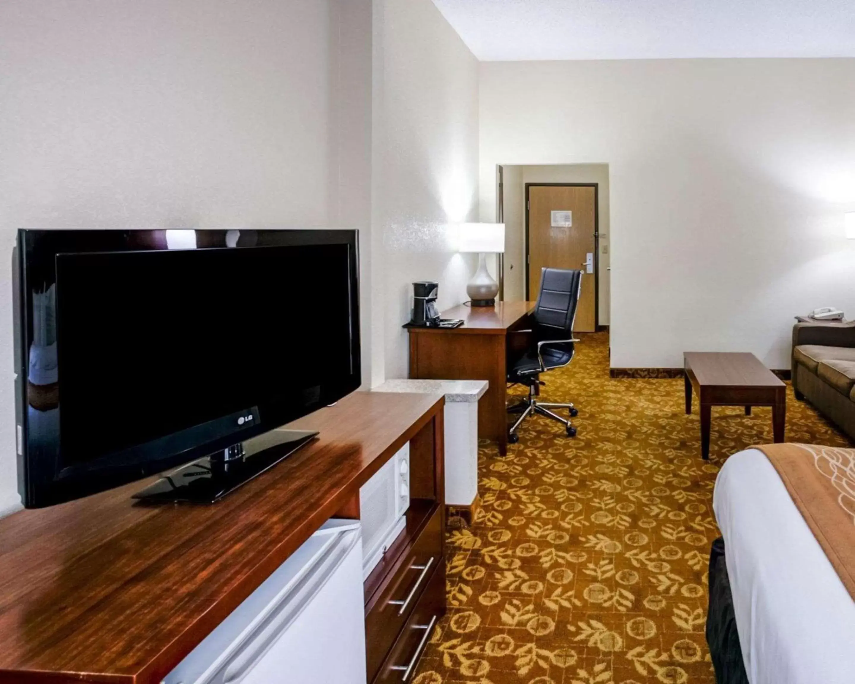 TV and multimedia, TV/Entertainment Center in Comfort Suites Kansas City