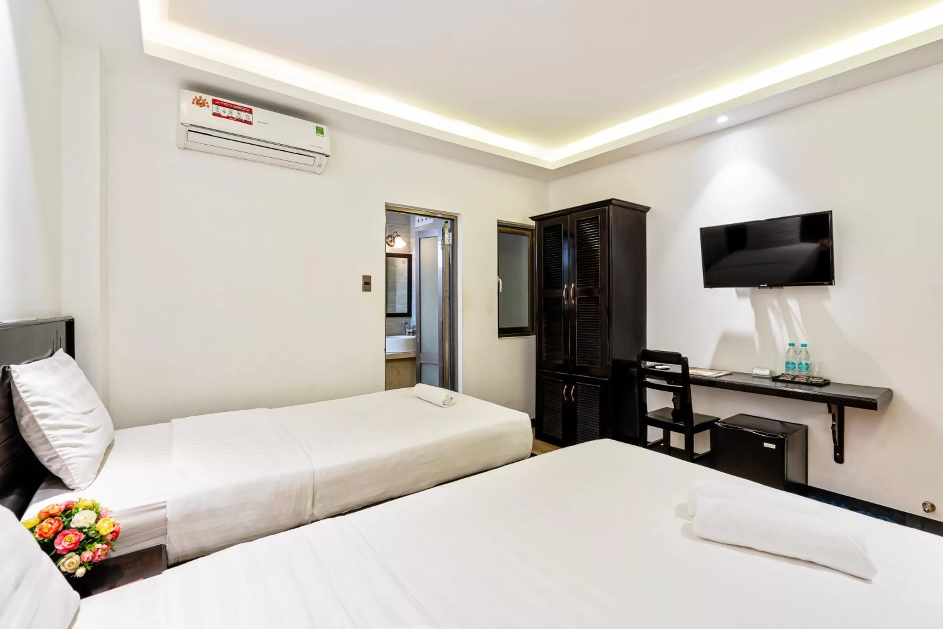 Photo of the whole room, Bed in Lotus Laverne Hotel