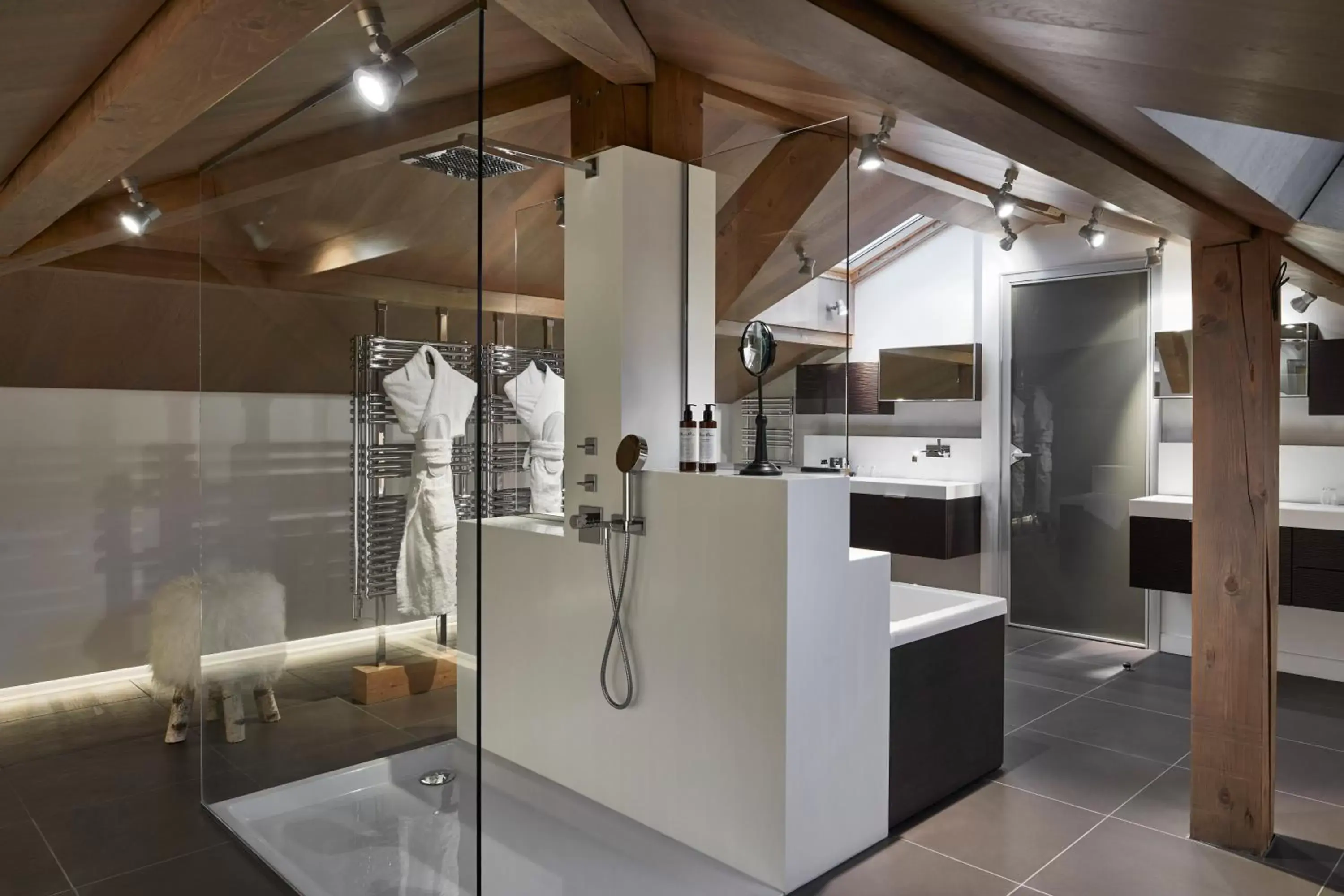 Bathroom, Kitchen/Kitchenette in Chalet Alpen Valley, Mont-Blanc