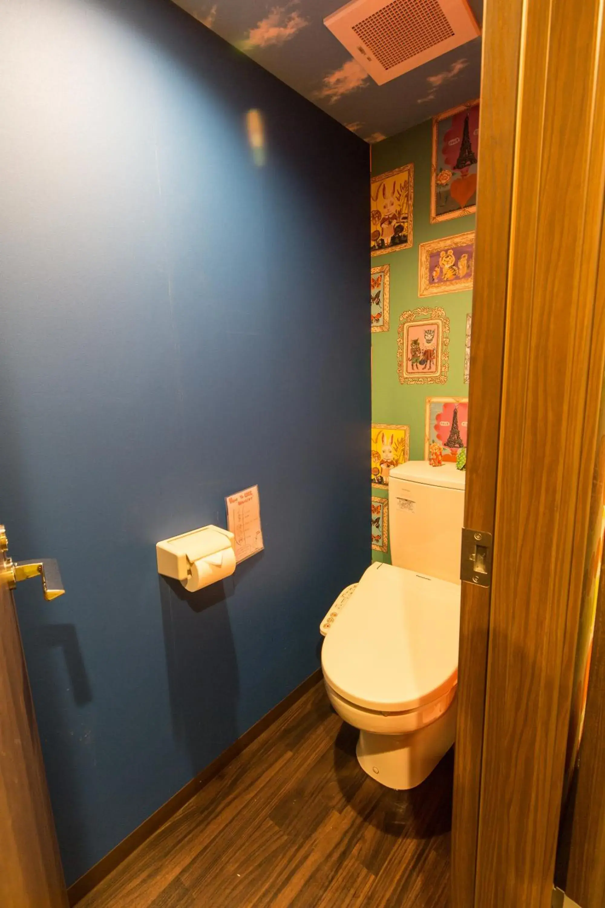Toilet in Backpackers Hotel Toyo