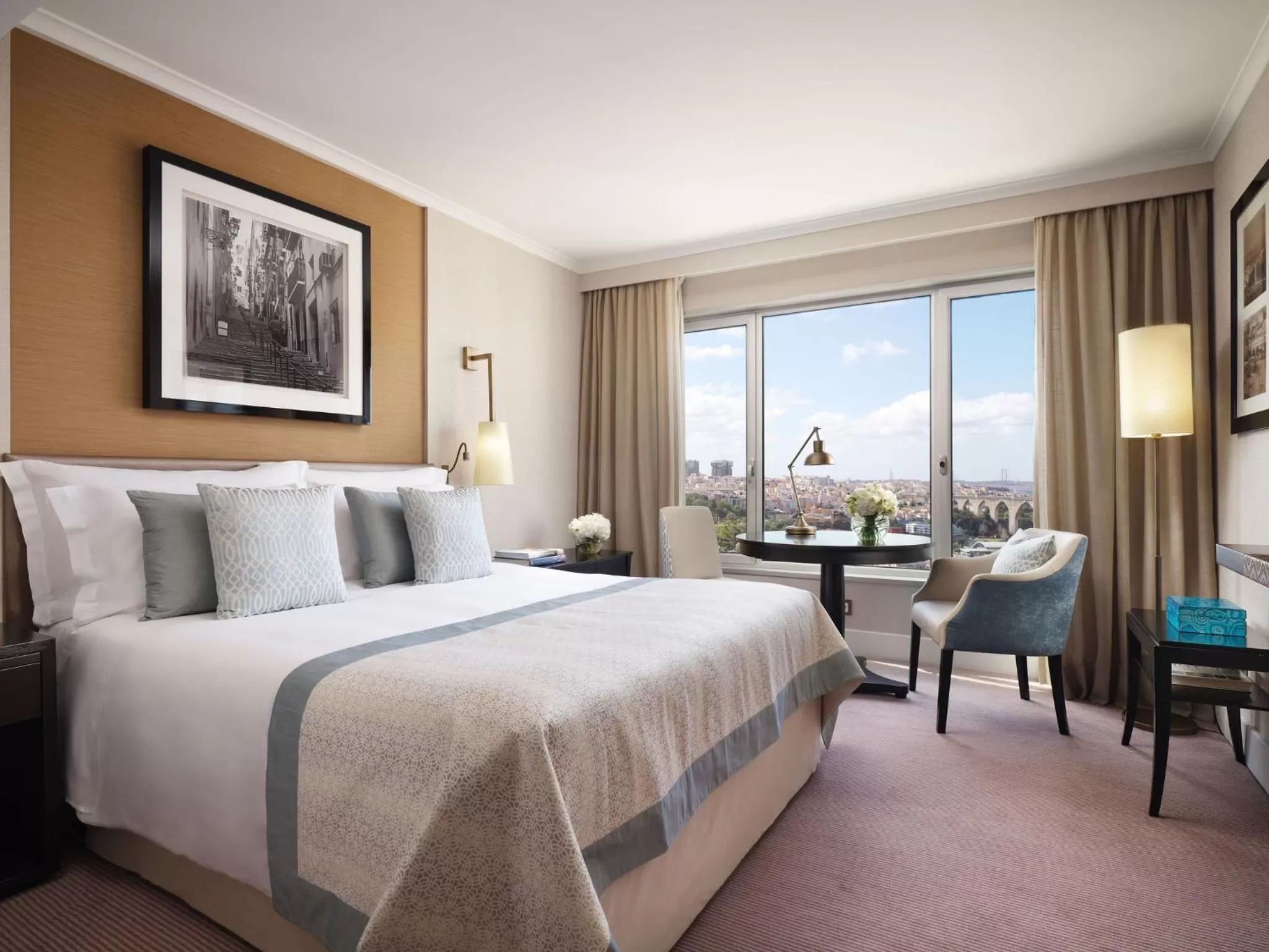 View (from property/room), Bed in Corinthia Lisbon