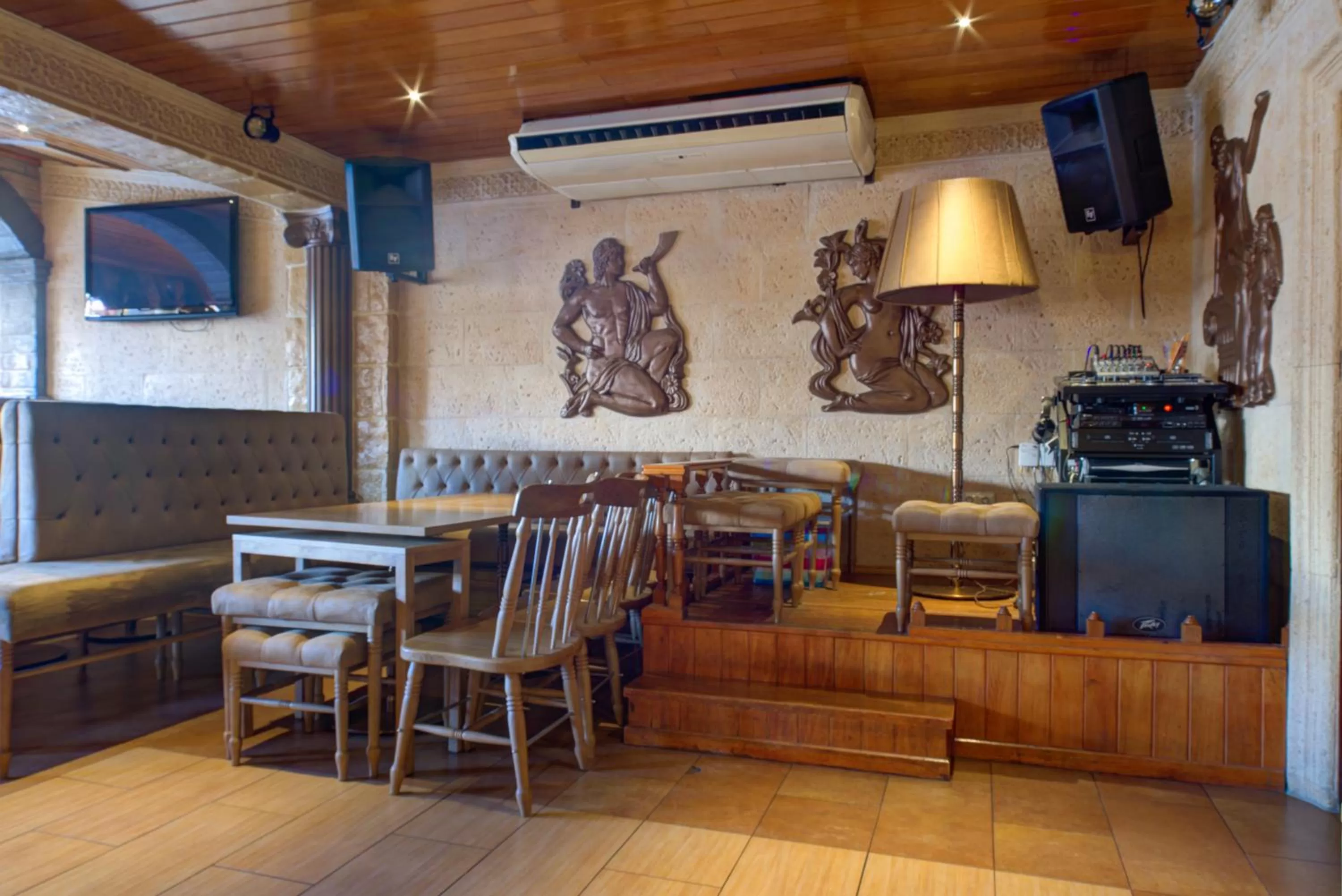 Restaurant/places to eat in Choromar Apartments