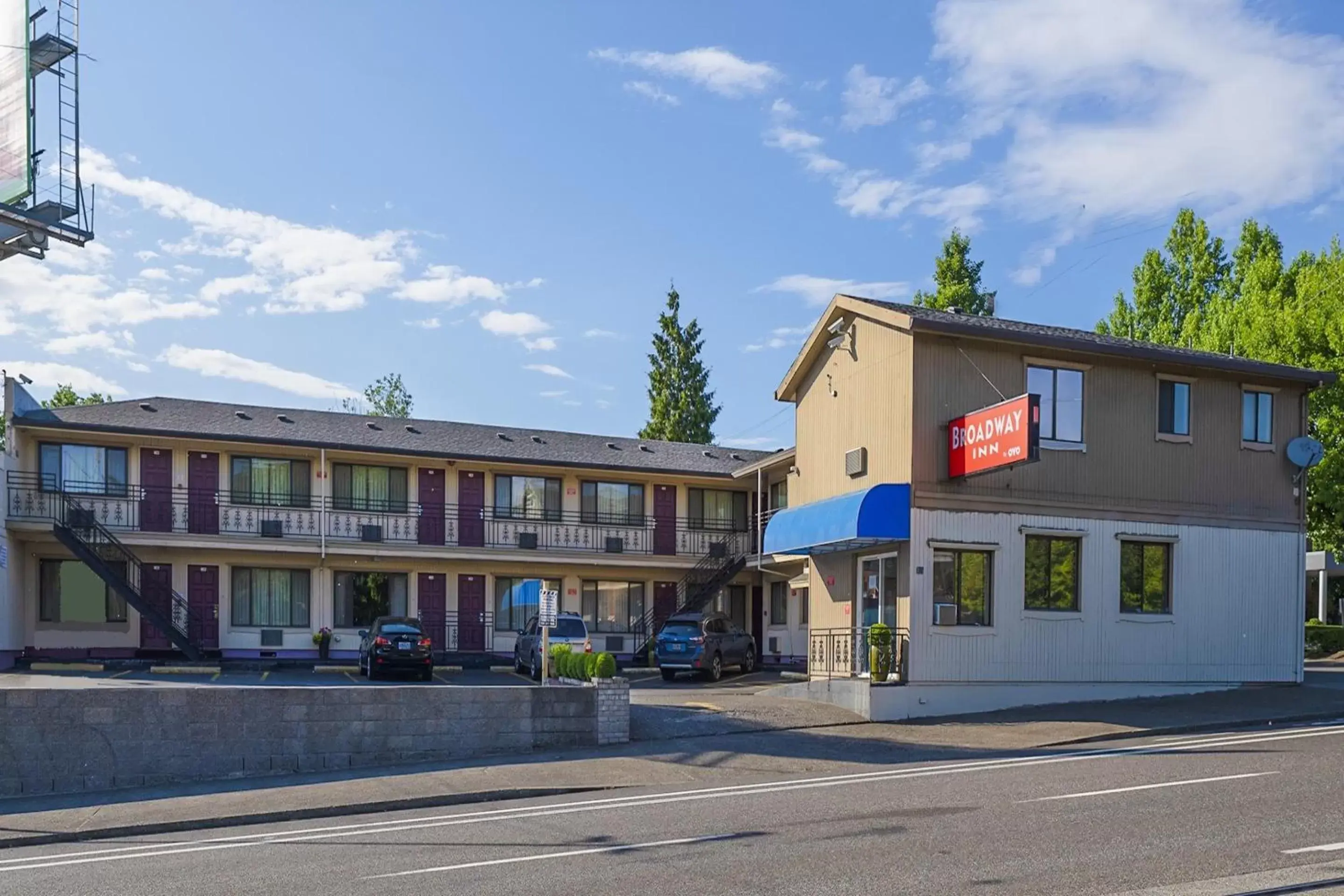 Facade/entrance, Property Building in Broadway Inn by OYO Portland Downtown